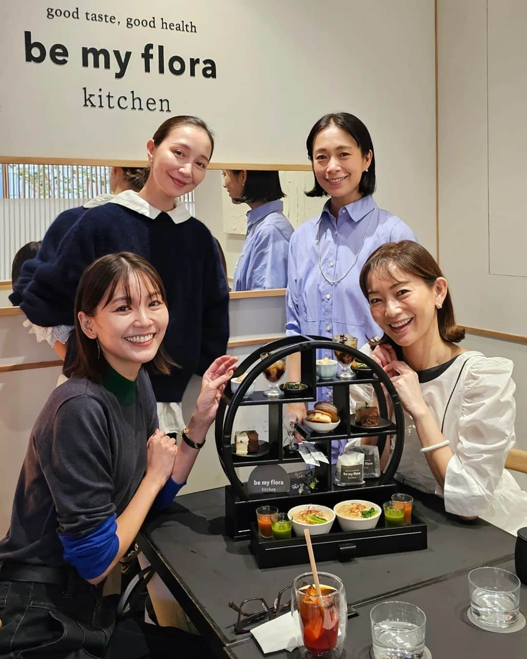 佐藤純のインスタグラム：「先日、仲良しメンバーで be my flora kitchen のアフタヌーンティーへ😋  @bemyflora_kitchen  6つのフリー(添加物、着色料、保存料、白砂糖、グルテン、香料)のお食事やスイーツが楽しめるアフタヌーンティー💕  アフタヌーンティー！って聞くと、デザートを想像しちゃうけど、豆乳担々麺や昆布の佃煮の🍙などもあるの😆  デザートもチョコレートテリーヌ、チーズケーキ、ミニ磯部もち、ミニあんみつ、ミニぜんざいなど‥和も洋も楽しめちゃう‼️  もちろん、食前の10年熟成酵素もね😉  @bemyflora  私もby myの酵素を毎日飲み続けてます💕  飲み続けてから、お肌の調子がすごくよくなったよ✨  アフタヌーンティー❤絶対また行きたい😍  #bemyflorakitchen  #bemyflora  #afternoontea #ビーマイフローラキッチン #ビーマイフローラ #アフタヌーンティー #グルテンフリー #身体が喜ぶ #ママ #ママモデル #モデル #mama #mamamodel #model」