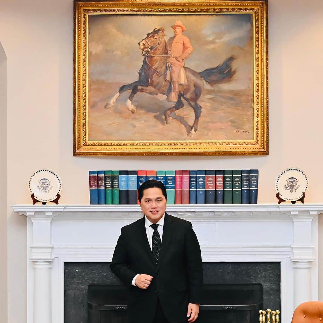 エリック・トヒルのインスタグラム：「Selain membahas kerja sama di bidang transisi energi antara Indonesia dengan Amerika Serikat, kunjungan bilateral ini juga membawa pesan perdamaian.  Indonesia meminta kepada delegasi Amerika Serikat untuk dapat menghentikan konflik yang terjadi di Gaza.  Saya berharap kedua negara dapat segera berkontribusi secara maksimal dalam menciptakan perdamaian global 🙏🏼」