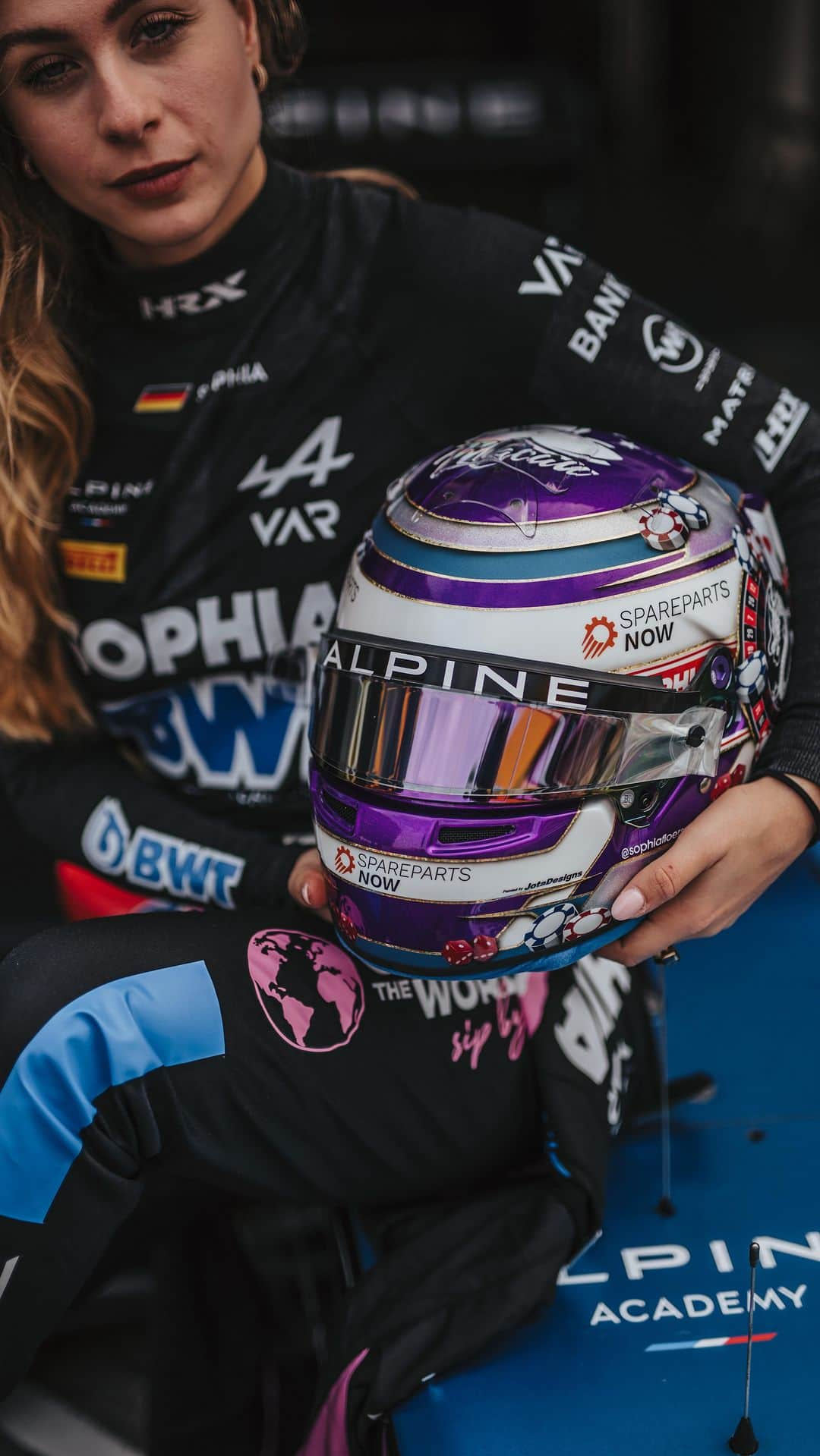 ソフィア・フロルシュのインスタグラム：「Proudly presenting my 70th Macau Grand Prix helmet design 🇲🇴 Designed and painted by @jotadesigns 💙 Helmet obviously supplied by @bellracinghq 😍💜 How do you like it? I LOVE IT 💙 // 📸 x @thomasmarzusch // #sophia #sophia99 #racegirl #racing #motorsport #changeagent #soptimism #unscripted」