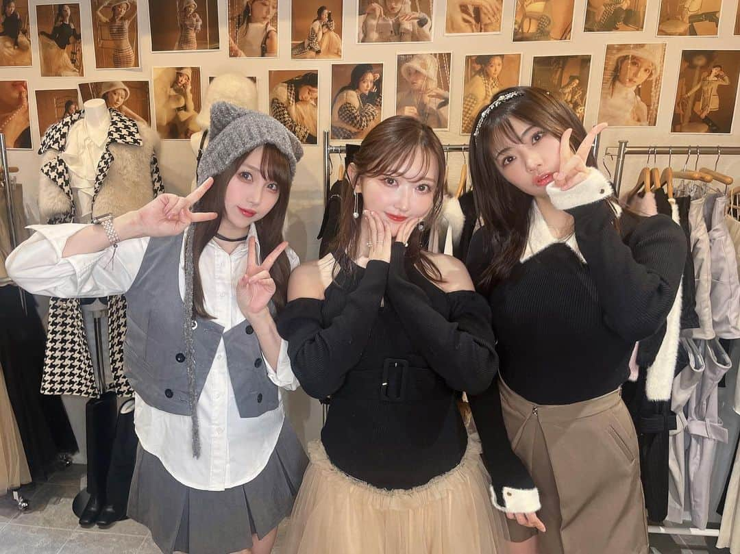 塚本舞さんのインスタグラム写真 - (塚本舞Instagram)「鈴木ふみ奈ちゃんとCrayme, 2023 A/W Collection 展示会へお邪魔しました🥀 ⁡   ディレクター菅野結以さんによって考え抜かれた、 レディでフェティッシュで実用性も抜群なお洋服が大好きで 毎シーズンとっても楽しみにしています🐈‍⬛ ⁡ ⁡ 今季は3way Dress Jacketのblackをオーダー🦢❤︎ 切り替えやシルエットの美しさと3つの着方ができる多様さはway職人の結以さんならでは👏 ⁡ 大きいセーラーカラーと垂れるベルトデザインもお気に入りポイントです🫶🏻 ⁡ ⁡ 日頃から結以さんの物作りに対する情熱的な姿勢やこだわり、 こんなに美しい方なのに創造したり美学をアウトプットする努力を怠らない所を大尊敬しています✨✨   @crayme_official ⁡WEB SHOPではすでに完売しているアイテムもあるのでお早めに🎀 ⁡ ⁡ @suzukifumina @fuminasuzuki75  ☝️ふみにゃんのインスタアカウント新しくなったので まだの方は是非フォローしてね🥺💖」11月14日 23時22分 - maipuni