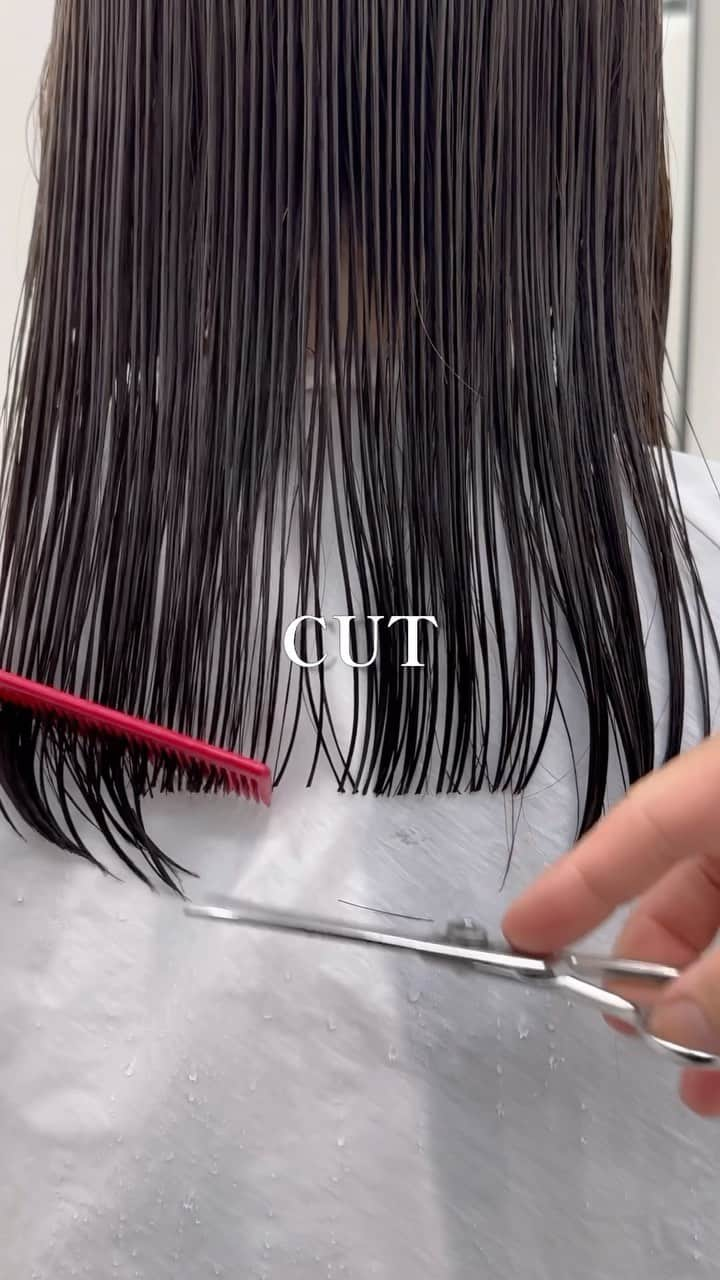 Seiichiro Kawakamiのインスタグラム：「CUT💎 . ➖➖➖➖➖➖➖➖➖➖➖➖➖➖ . 《《　ご予約　》》 【平日】10時～20時 〜【Price】〜 カット_6800円 カラー_8800円 カット＋カラー_12000円 カット＋ダブルカラー_21000円 カット＋3Dハイライト_21000円 カット＋パーマ_13000円 カット＋縮毛矯正_21000円 髪質改善トリートメント_8800円 . ➖➖➖➖➖➖➖➖➖➖➖➖➖➖ . #cut #bob #カット動画 #切 #銀座美容室」