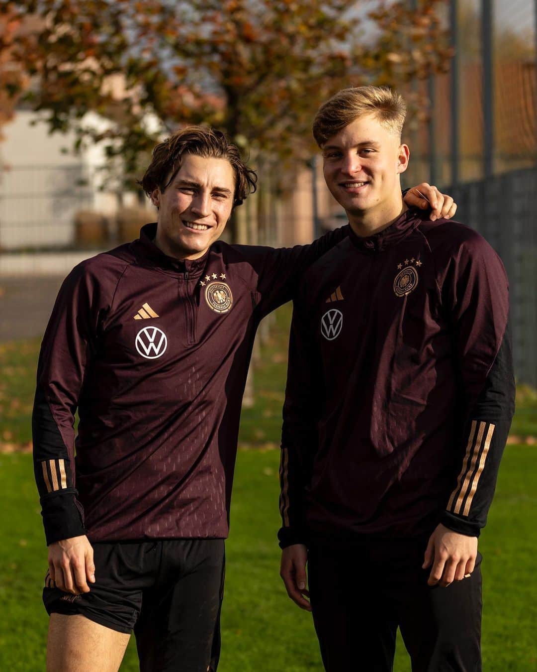 ボルシア・メンヒェングラートバッハのインスタグラム：「Hi Jungs! ✌️🇩🇪  Wir haben Luca & Rocco vor den Spielen in Paderborn gegen Estland (Fr. 17.11.23, 18:00 Uhr) und gegen Polen in Essen (Di. 21.11.23, 18:00 Uhr) bei den @dfb_junioren besucht 👋」