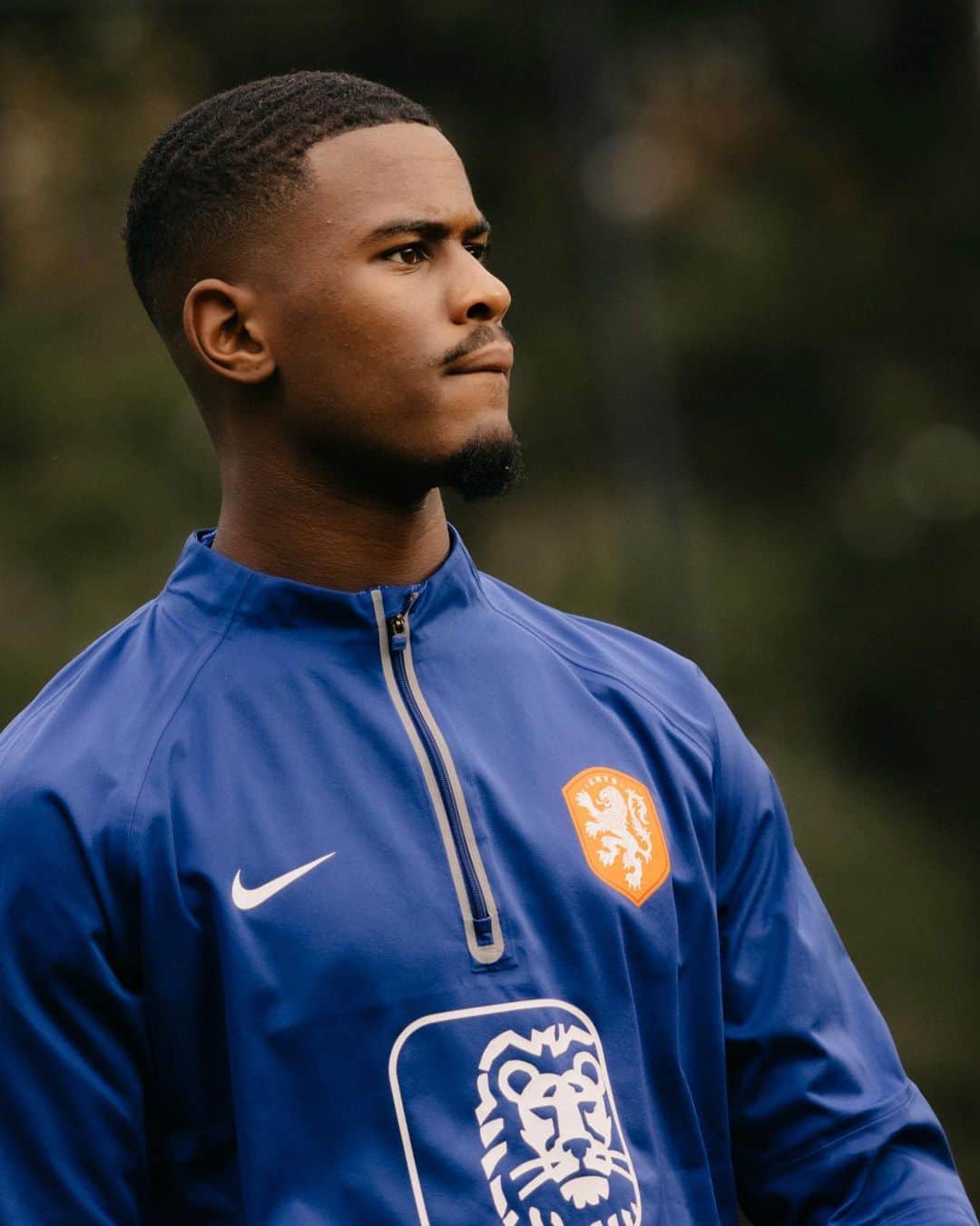 サッカー オランダ代表チームのインスタグラム：「𝙏𝙝𝙚 𝙛𝙞𝙧𝙨𝙩 𝙨𝙩𝙚𝙥𝙨. 🐾 @jorrelhato   #NothingLikeOranje #NEDIRL #GIBNED」