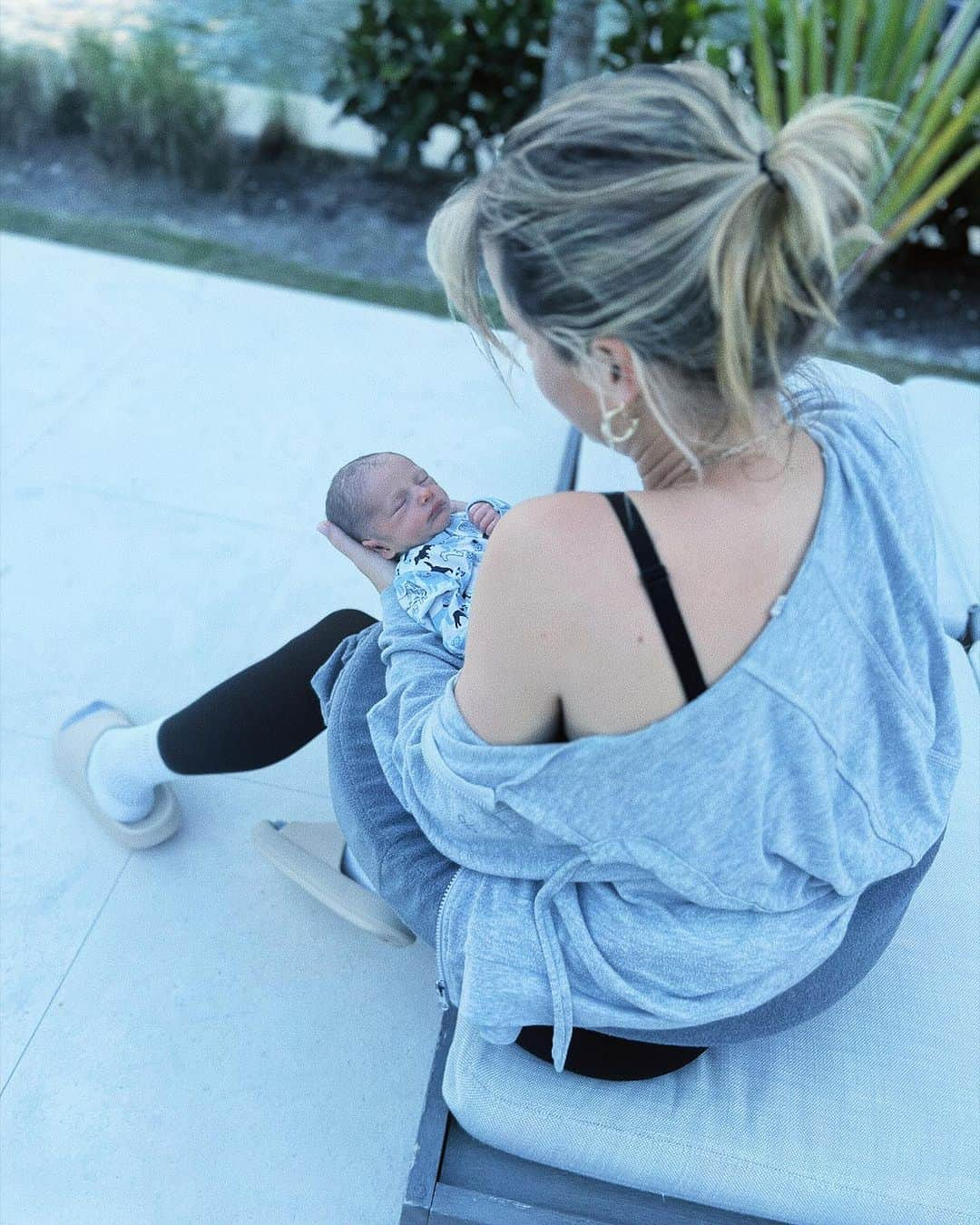 クレア・ホルトさんのインスタグラム写真 - (クレア・ホルトInstagram)「Hiii thanks for all the love! Maybe the hardest pregnancy and birth means the easiest postpartum cause we are feeling goooood. Not much sleep and no margaritas yet but those days will come. Definitely not having 4 kids !!」11月14日 23時38分 - claireholt