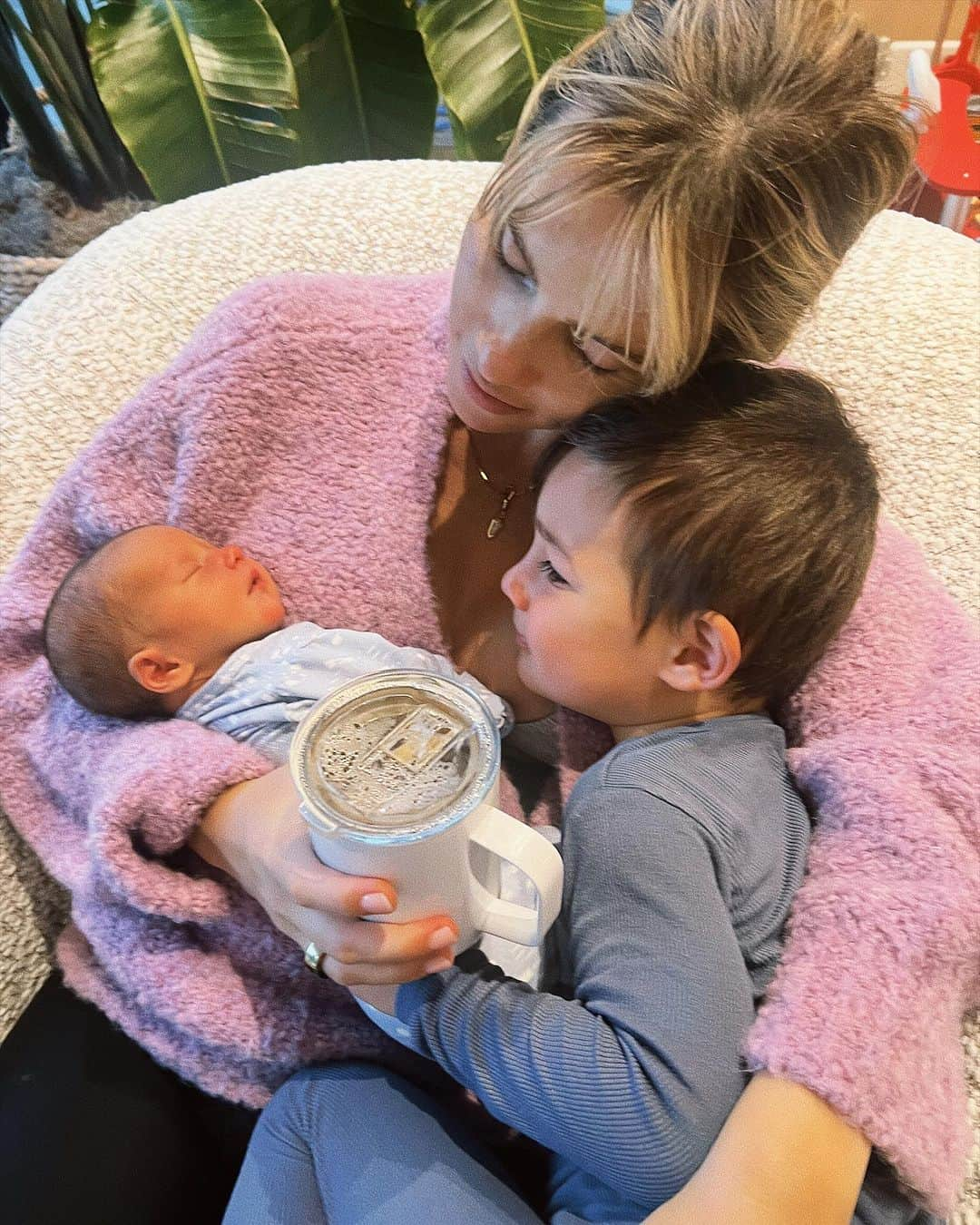 クレア・ホルトのインスタグラム：「Hiii thanks for all the love! Maybe the hardest pregnancy and birth means the easiest postpartum cause we are feeling goooood. Not much sleep and no margaritas yet but those days will come. Definitely not having 4 kids !!」