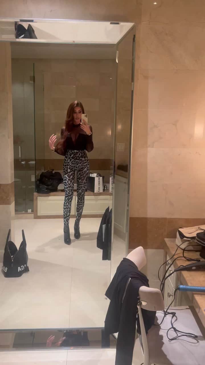 ホーリー・ソンダーズのインスタグラム：「Can’t turn this internal monologue off…who else agrees? I know my girls get it 😂 (Sound ON)」