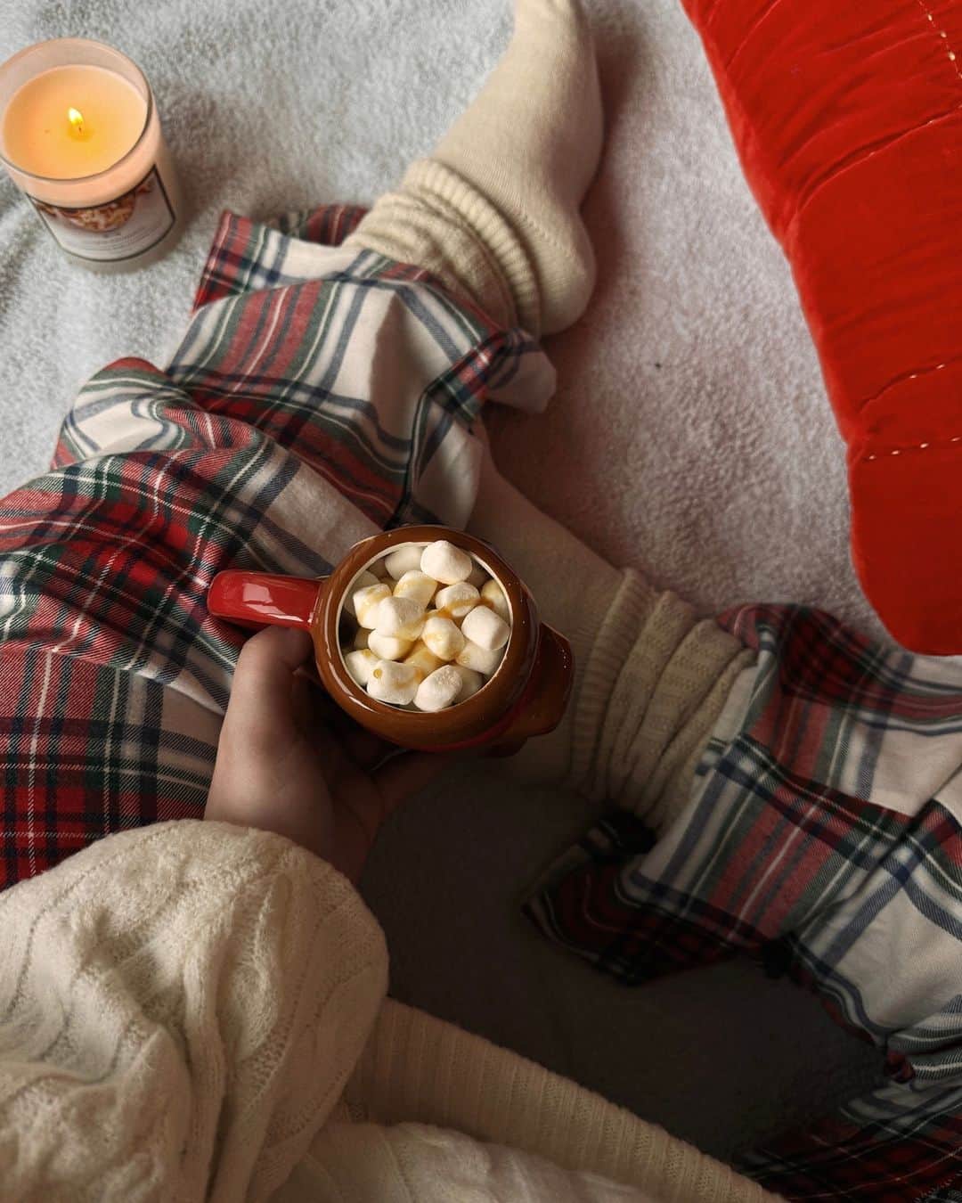 Hollister Co.のインスタグラム：「hot cocoa for trying to stay awake, 24/7 pajama pants for knowing i'll fall asleep anyway ☕️😴❤️」