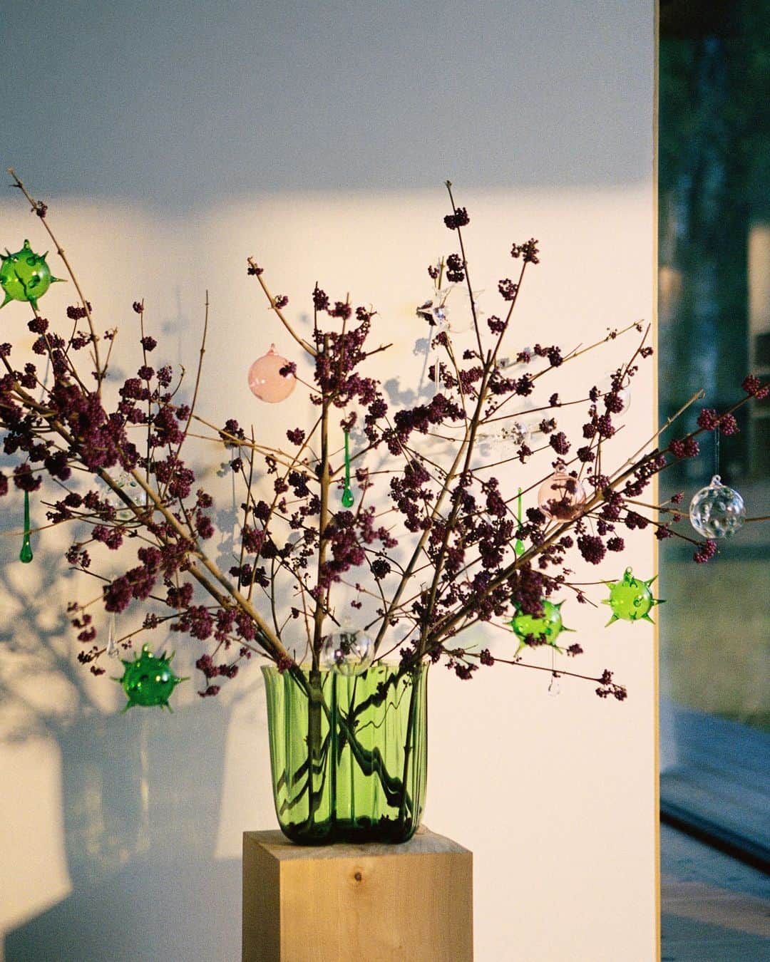 ARKETのインスタグラム：「Our collection of ornaments brings the festivities into the home as we wait for the holidays with anticipation. Discover the many expressions of our decorative details, crafted from materials like elegant glass, colourful paper or charming felt. - Enjoy 4 for 3 on all hanging ornaments. The offer is valid online until 15 December 2023, and in stores until 25 December 2023: link in bio. - #ARKET」
