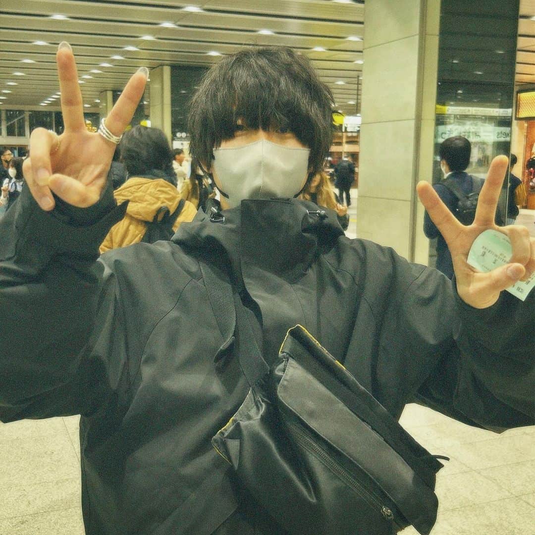 上野大樹のインスタグラム：「際会と鍵、ラジオ周り。とても評判良くて嬉しい。口を揃えて未来永劫に向けての曲の未来を語ってくれて嬉しい。一日中、移動、トーク、移動移動、トークトークトーク、移動、トーク、みたいな日も対人間であるからこそ幸せでした。疲れ果てたダブルピースも、心の底からピースしてます。」