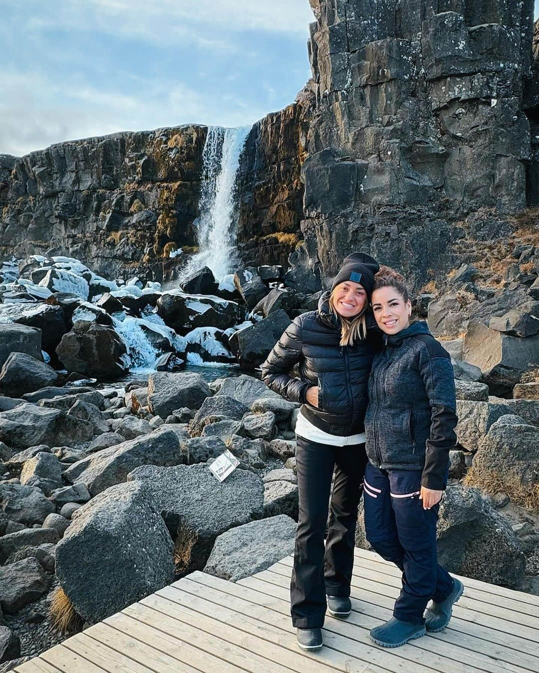 ジェマ・マリンさんのインスタグラム写真 - (ジェマ・マリンInstagram)「Empieza una nueva aventura juntas 🥰 De la sabana africana, al frío polar de Islandia.  Hoy, después de 12 horas de viaje, hemos llegado al Parque Nacional de Thingvellir y después, la cascada Öxaráfoss. Maravilloso 😻   Esto no ha hecho más que empezar.  ¡Vamos con todo!」11月14日 23時34分 - gemma_marin