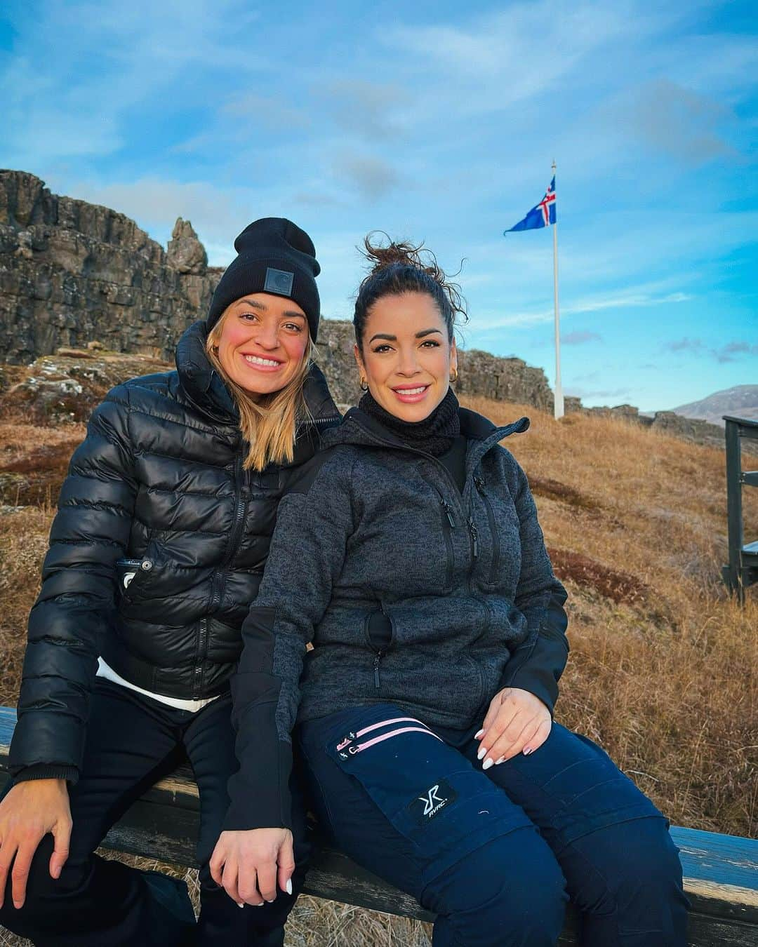 ジェマ・マリンのインスタグラム：「Empieza una nueva aventura juntas 🥰 De la sabana africana, al frío polar de Islandia.  Hoy, después de 12 horas de viaje, hemos llegado al Parque Nacional de Thingvellir y después, la cascada Öxaráfoss. Maravilloso 😻   Esto no ha hecho más que empezar.  ¡Vamos con todo!」