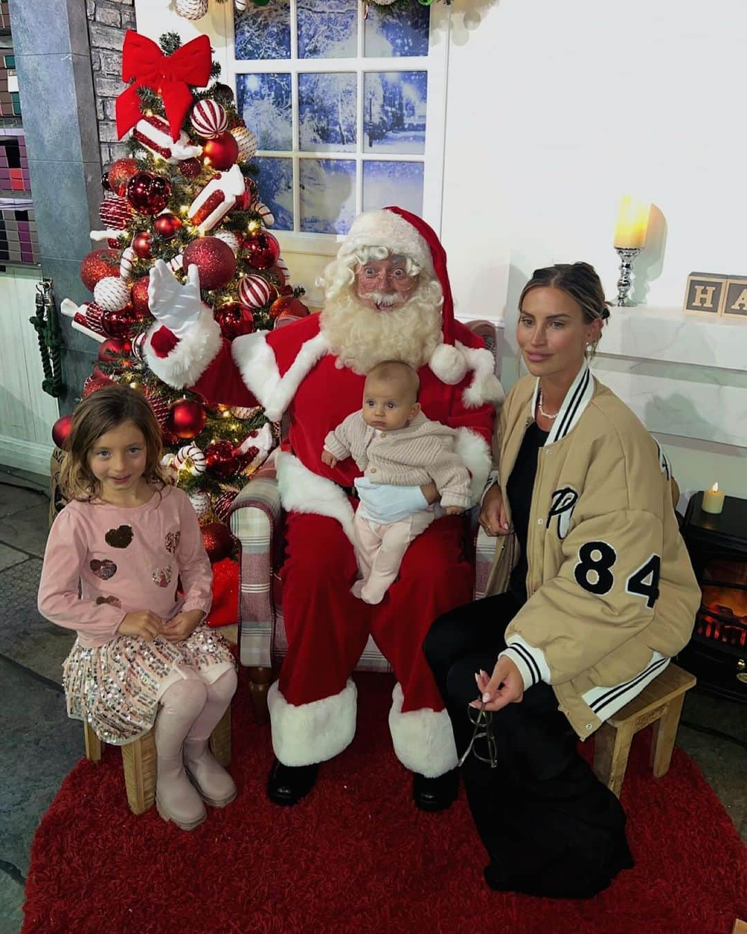 ファーン・マッキャンさんのインスタグラム写真 - (ファーン・マッキャンInstagram)「Recent files 🎅🏼🎂🎥🍴❄️🍷🐶  Ps. This was the first time Finty met Santa 🥰 I can’t cope how Sunday is sitting too. All polite whilst chatting to the big man in red.」11月14日 23時34分 - fernemccann