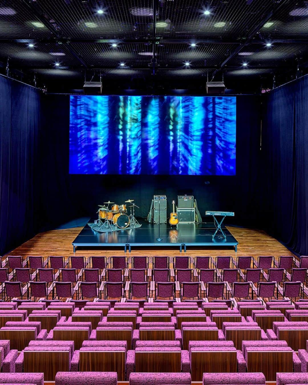 Poltrona Frauさんのインスタグラム写真 - (Poltrona FrauInstagram)「Good quality seating is essential to a truly immersive theater experience, especially when spaces are designed with accessibility in mind. We are proud partners of the @nmacc.india in Mumbai, where our Custom Interiors Business Unit curated the seating experience with 2,000 custom-made seats with different widths and inclinations for extra comfort, and auto-repositioning upholstered backrests.   Explore the atmosphere through the pictures.   #PoltronaFrau #PFCustomInteriors」11月14日 23時35分 - poltronafrauofficial