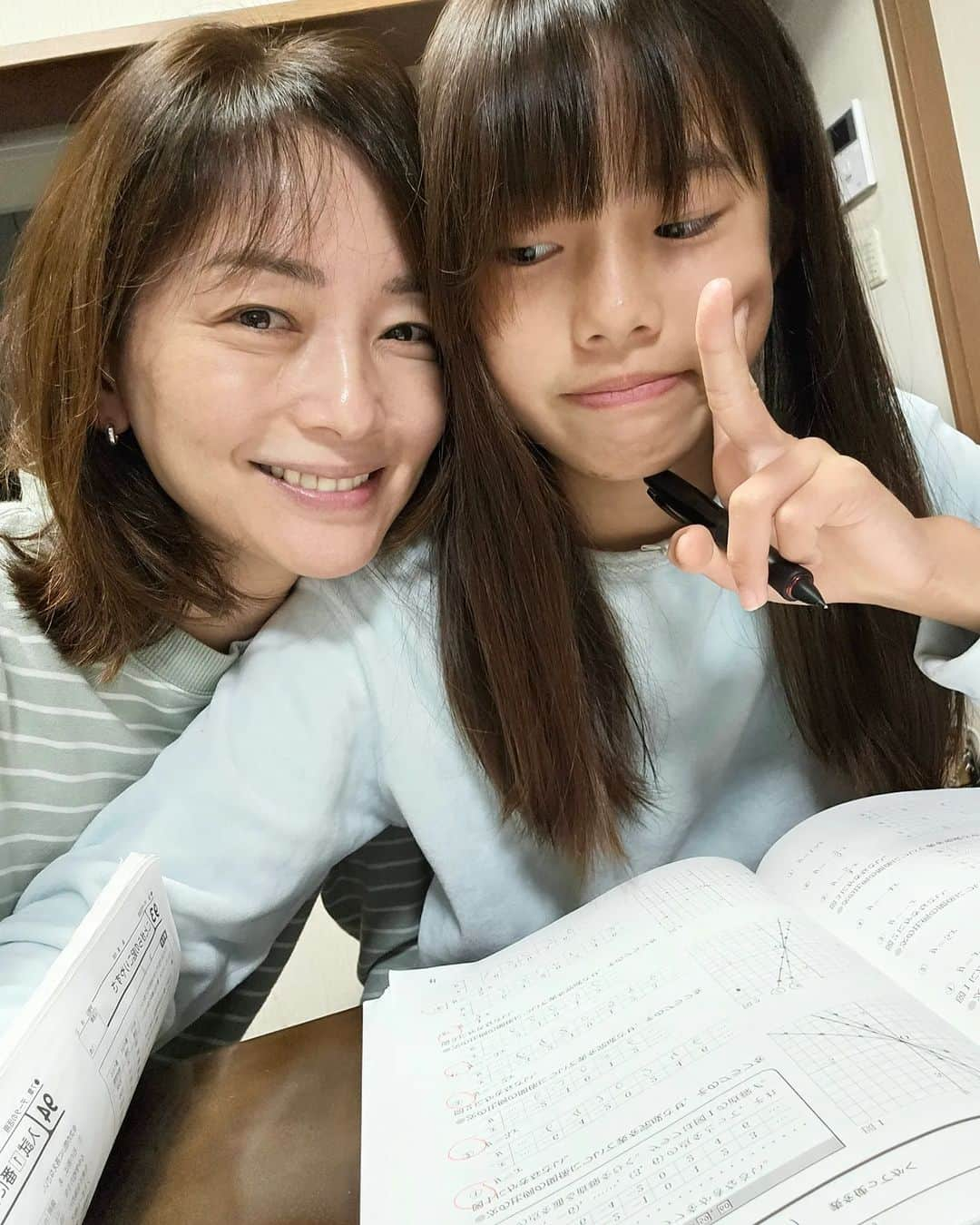 佐藤純のインスタグラム：「先日、実家でテスト勉強中の娘✏️  邪魔する母🤣  こんな母でごめんなさい💦  #テスト頑張れ #娘 #中1 #中1女子 #あー可愛い #ママ #ママモデル #モデル #mama #mamamodel #model」