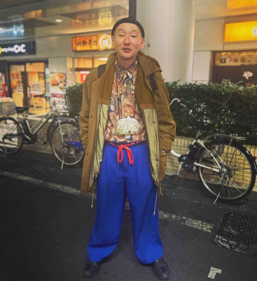 市川刺身さんのインスタグラム写真 - (市川刺身Instagram)「今日の服装。 朝からロケ行かせて頂いてから渋谷でライブの日。  朝が寒すぎヒートテックに思い出のシャツに黒BENZで購入したコート。 青のズドンとしたズボン。 ROTOTOのニット帽にDUNLOPの靴に金のがま口でmont-bellのメッシュリュック。  帰りが一緒になったネルソンズ岸さんにご飯をご馳走になりました。 最近岸さんにお世話になりっぱなしです。 渋谷の道で撮ってもらいました。 早起き続いて眠すぎる頑張れよ。 岸さんありがとうございます。  #今日着た服 #ファッション #古着 #ネルソンズ #岸さん #カッコいい」11月14日 23時36分 - soitsudoitsu