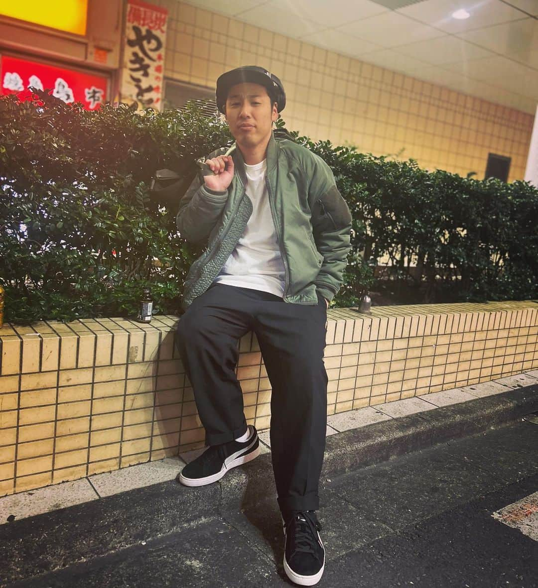 市川刺身さんのインスタグラム写真 - (市川刺身Instagram)「今日の服装。 朝からロケ行かせて頂いてから渋谷でライブの日。  朝が寒すぎヒートテックに思い出のシャツに黒BENZで購入したコート。 青のズドンとしたズボン。 ROTOTOのニット帽にDUNLOPの靴に金のがま口でmont-bellのメッシュリュック。  帰りが一緒になったネルソンズ岸さんにご飯をご馳走になりました。 最近岸さんにお世話になりっぱなしです。 渋谷の道で撮ってもらいました。 早起き続いて眠すぎる頑張れよ。 岸さんありがとうございます。  #今日着た服 #ファッション #古着 #ネルソンズ #岸さん #カッコいい」11月14日 23時36分 - soitsudoitsu