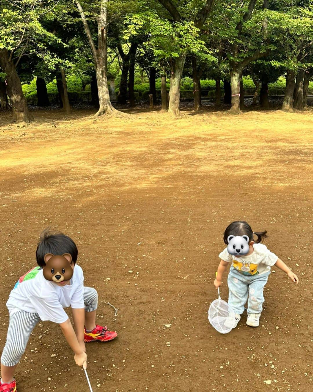 小野麻亜矢さんのインスタグラム写真 - (小野麻亜矢Instagram)「お兄ちゃんぶりたい♡ 可愛くて可愛くて仕方ない小さなお友達の お兄ちゃんきどりで 抱っこしようとしたり、虫除けはってあげたり 真似っこしてくれるのが嬉しくて 笑ってくれるのが嬉しくて 何度も何度も笑わせようと頑張ったり笑  どちらも可愛くてほっこり♡  でも最終的には 帰りたくないとダダこねてわんわん泣くお兄ちゃん笑笑  その姿を横めに見ながら、スンとする小さなお友達笑 さすが女の子 肝がすわってる♡  #デート #公園 #おにいちゃんぶりたい #なんでもしてあげたい #かわいすぎるふたり」11月14日 23時47分 - ono_maaya