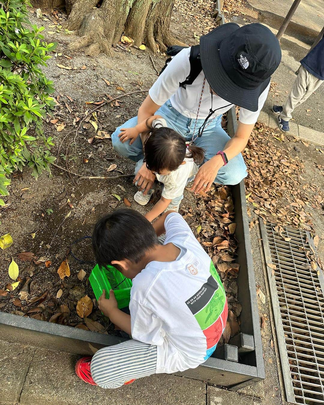 小野麻亜矢さんのインスタグラム写真 - (小野麻亜矢Instagram)「お兄ちゃんぶりたい♡ 可愛くて可愛くて仕方ない小さなお友達の お兄ちゃんきどりで 抱っこしようとしたり、虫除けはってあげたり 真似っこしてくれるのが嬉しくて 笑ってくれるのが嬉しくて 何度も何度も笑わせようと頑張ったり笑  どちらも可愛くてほっこり♡  でも最終的には 帰りたくないとダダこねてわんわん泣くお兄ちゃん笑笑  その姿を横めに見ながら、スンとする小さなお友達笑 さすが女の子 肝がすわってる♡  #デート #公園 #おにいちゃんぶりたい #なんでもしてあげたい #かわいすぎるふたり」11月14日 23時47分 - ono_maaya