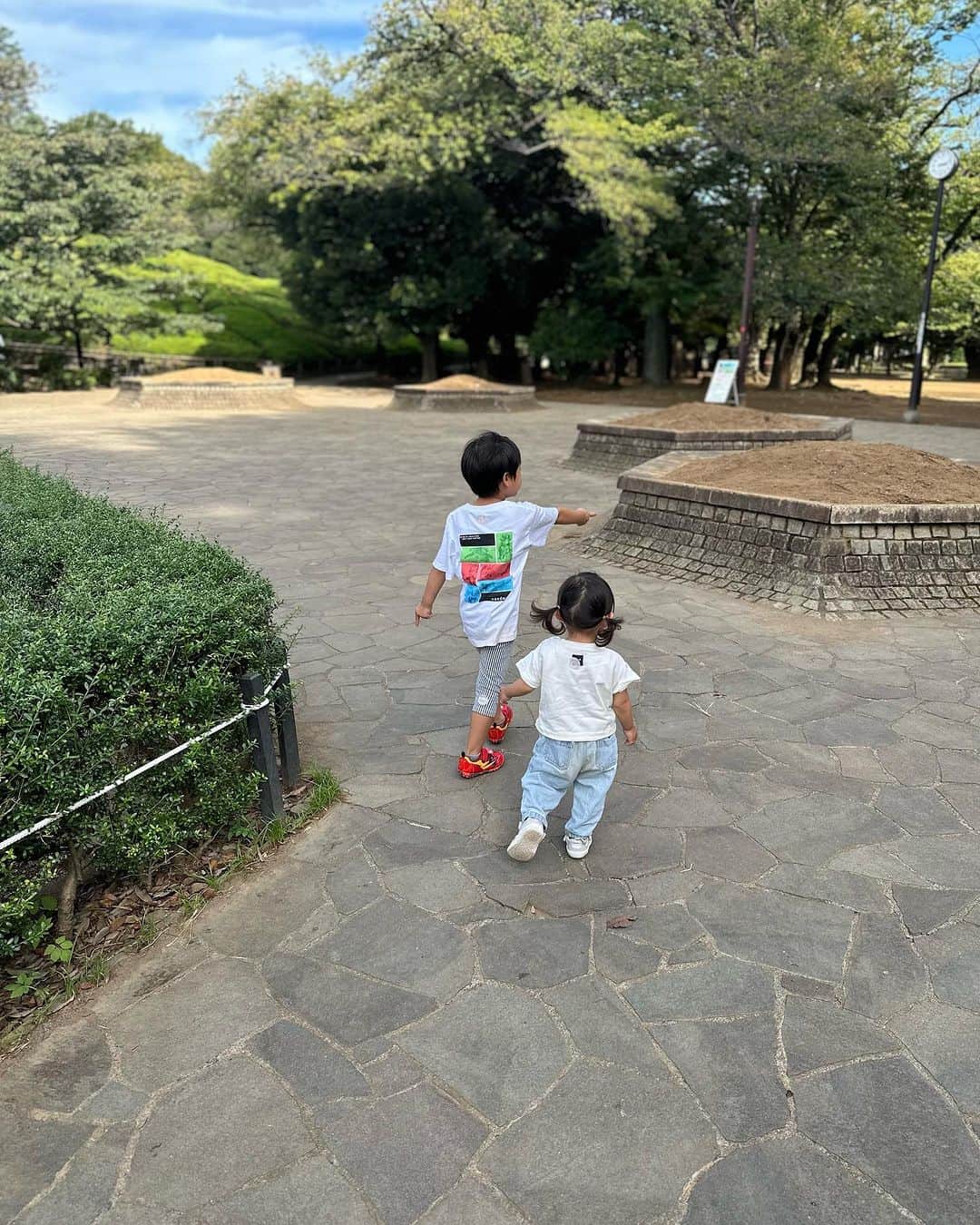小野麻亜矢のインスタグラム：「お兄ちゃんぶりたい♡ 可愛くて可愛くて仕方ない小さなお友達の お兄ちゃんきどりで 抱っこしようとしたり、虫除けはってあげたり 真似っこしてくれるのが嬉しくて 笑ってくれるのが嬉しくて 何度も何度も笑わせようと頑張ったり笑  どちらも可愛くてほっこり♡  でも最終的には 帰りたくないとダダこねてわんわん泣くお兄ちゃん笑笑  その姿を横めに見ながら、スンとする小さなお友達笑 さすが女の子 肝がすわってる♡  #デート #公園 #おにいちゃんぶりたい #なんでもしてあげたい #かわいすぎるふたり」