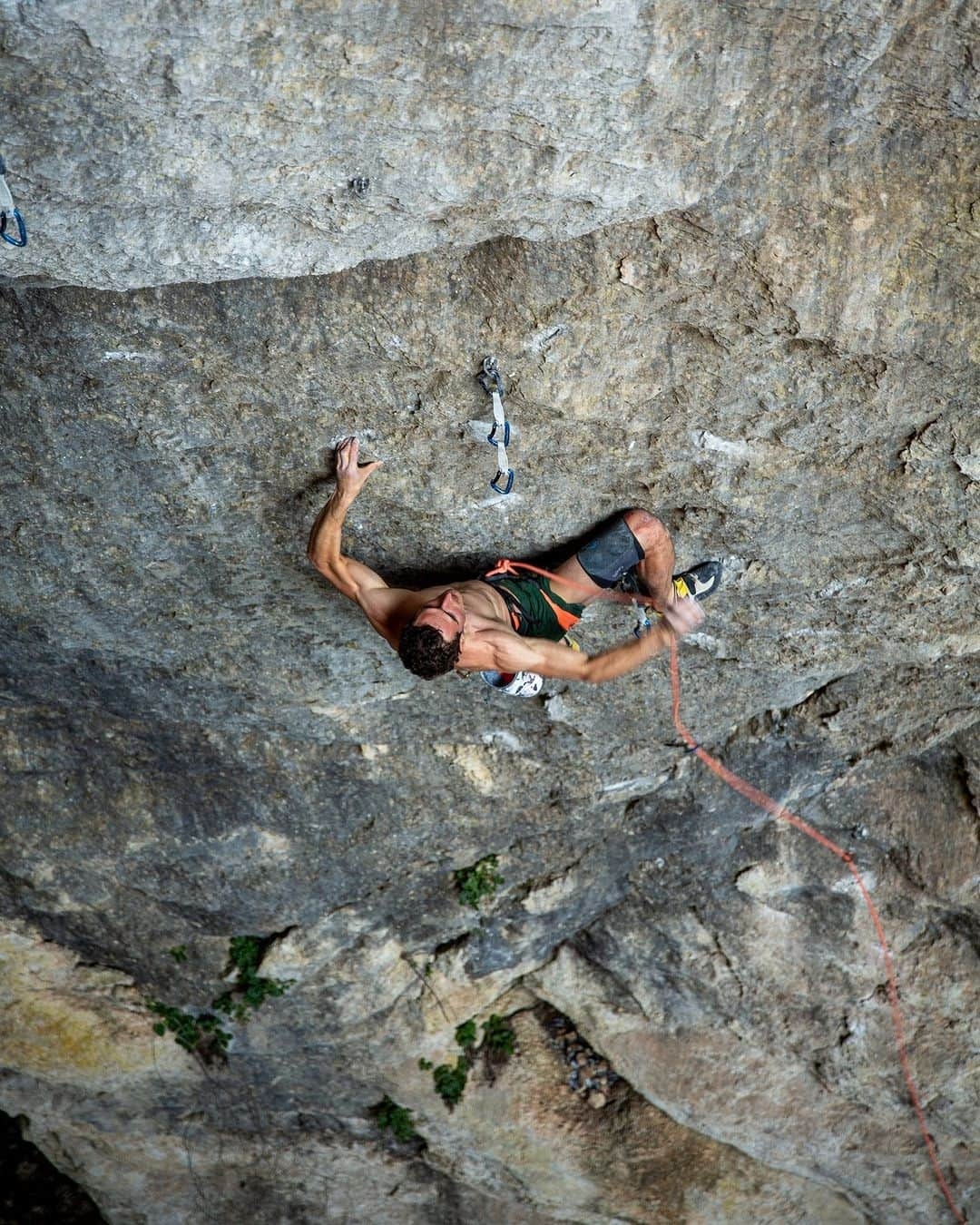 アダム・オンドラさんのインスタグラム写真 - (アダム・オンドラInstagram)「It is always nice 👌 to arrive at a climbing crag with a small climbing community and bolt my own route, which might become a nice testament and boost of motivation for the community itself. Croatia 🇭🇷 has much climbing potential, yet the climbing community still needs to grow 🤜🤛  B je to! is definitely not the end of climbing potential in Vranjaca cave, and this is not my last time with my drilling machine 👊  Watch the new video on my YouTube channel!   Pics and the movie by @kuba.sobotka   #adamondra #AO #rockclimbing #climbing #croatia #caveclimbing #firstascent #climbinglife #mammut @mammut_swiss1862」11月14日 23時40分 - adam.ondra