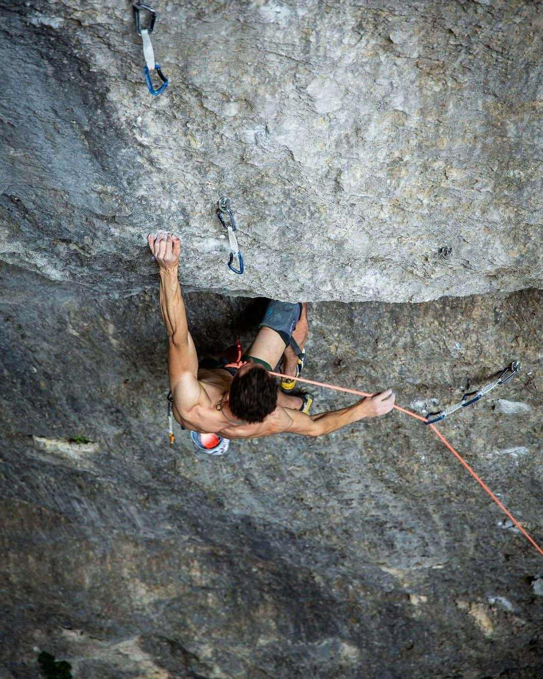 アダム・オンドラさんのインスタグラム写真 - (アダム・オンドラInstagram)「It is always nice 👌 to arrive at a climbing crag with a small climbing community and bolt my own route, which might become a nice testament and boost of motivation for the community itself. Croatia 🇭🇷 has much climbing potential, yet the climbing community still needs to grow 🤜🤛  B je to! is definitely not the end of climbing potential in Vranjaca cave, and this is not my last time with my drilling machine 👊  Watch the new video on my YouTube channel!   Pics and the movie by @kuba.sobotka   #adamondra #AO #rockclimbing #climbing #croatia #caveclimbing #firstascent #climbinglife #mammut @mammut_swiss1862」11月14日 23時40分 - adam.ondra