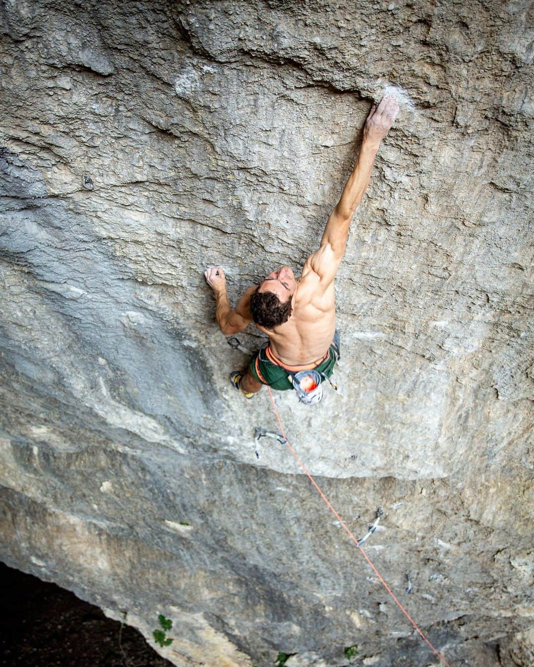 アダム・オンドラのインスタグラム：「It is always nice 👌 to arrive at a climbing crag with a small climbing community and bolt my own route, which might become a nice testament and boost of motivation for the community itself. Croatia 🇭🇷 has much climbing potential, yet the climbing community still needs to grow 🤜🤛  B je to! is definitely not the end of climbing potential in Vranjaca cave, and this is not my last time with my drilling machine 👊  Watch the new video on my YouTube channel!   Pics and the movie by @kuba.sobotka   #adamondra #AO #rockclimbing #climbing #croatia #caveclimbing #firstascent #climbinglife #mammut @mammut_swiss1862」