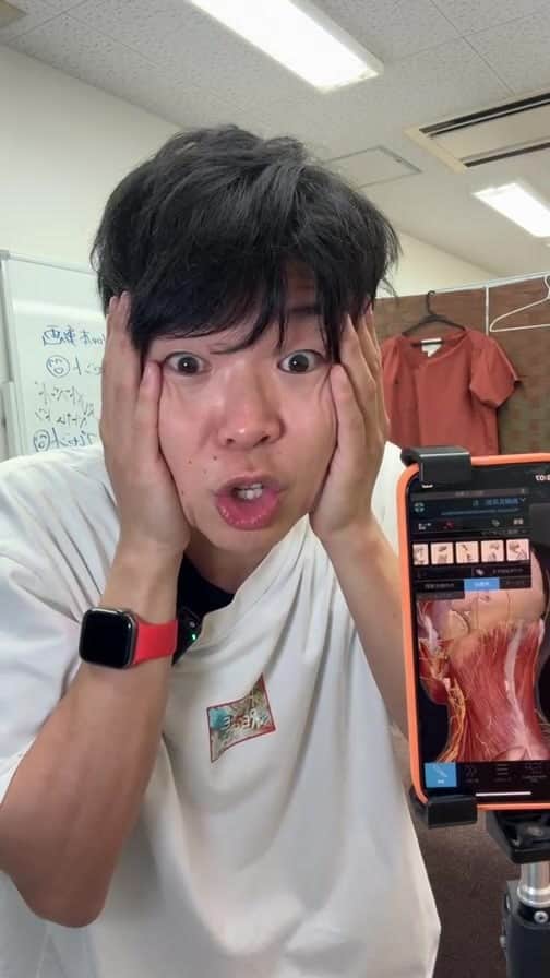 ゆう先生のインスタグラム：「難しい内容なのにまさかの同接830人超えの初の東京出張告知 LIVE‼️ ❶なぜ僕の LIVEで学んでiThrapistにならないといけないのか？ ❷首コリ、顔のたるみ、自律神経を整えるセルフ整体 ❸熟睡できるストレッチ ❹12/24 初の東京出張を発表‼️メンバーは❶うちだゆうじ先生 ❷みお先生 ❸ショウ先生❹広島のマサ先生 参加費用はまさかの1,000円です笑 人数限定の100名限定です‼️ 参加したいとDMくれた人優先して案内します‼️」