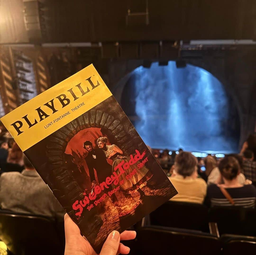 岡田育さんのインスタグラム写真 - (岡田育Instagram)「The only thing I did for Halloween this year… 🎶Attend the tale of…🔪🩸🥧💈🎶 @sweeneytoddbway  #sweeneytoddbroadway  #joshgroban #annaleighashford  #stephensondheim  . 後がつかえてるのでミュージカル連投続きます、ゴールデンコンビ登板が今冬までということで『 #スウィーニートッド 』観て来た！ スプラッタは間近で観ずともよいかとバルコニー席。座席が市松でないのは残念だったが、二階建の舞台装置など一階席より観やすかったかもしれない。いやぁ怖かった怖かった、そして大いに笑った。やたら長い感想はBlueskyに書きました。」11月14日 23時42分 - okadaic