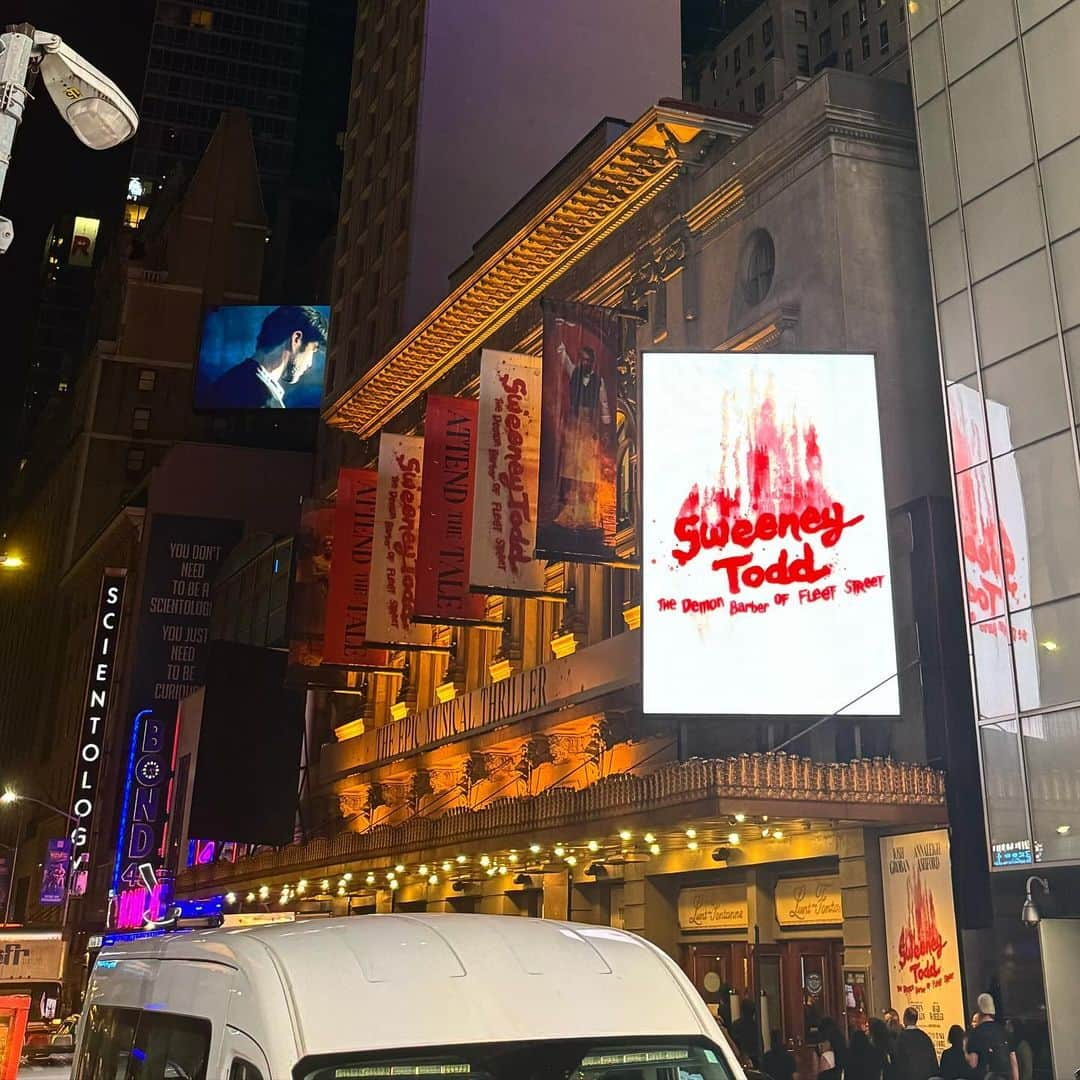 岡田育さんのインスタグラム写真 - (岡田育Instagram)「The only thing I did for Halloween this year… 🎶Attend the tale of…🔪🩸🥧💈🎶 @sweeneytoddbway  #sweeneytoddbroadway  #joshgroban #annaleighashford  #stephensondheim  . 後がつかえてるのでミュージカル連投続きます、ゴールデンコンビ登板が今冬までということで『 #スウィーニートッド 』観て来た！ スプラッタは間近で観ずともよいかとバルコニー席。座席が市松でないのは残念だったが、二階建の舞台装置など一階席より観やすかったかもしれない。いやぁ怖かった怖かった、そして大いに笑った。やたら長い感想はBlueskyに書きました。」11月14日 23時42分 - okadaic