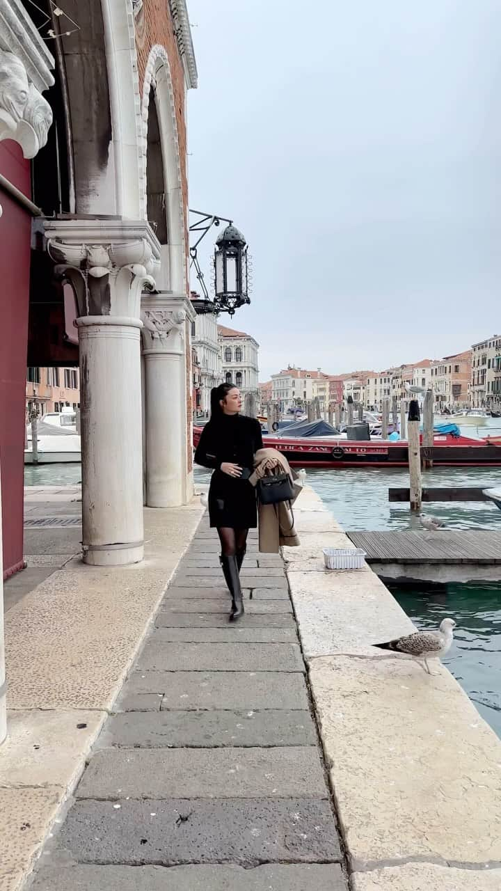 ペオニー・リムのインスタグラム：「Love it love it love it. What’s not to love?! Venice, these boots, my knits, this old celine skirt. Ok happy.  #peonylimstyle」