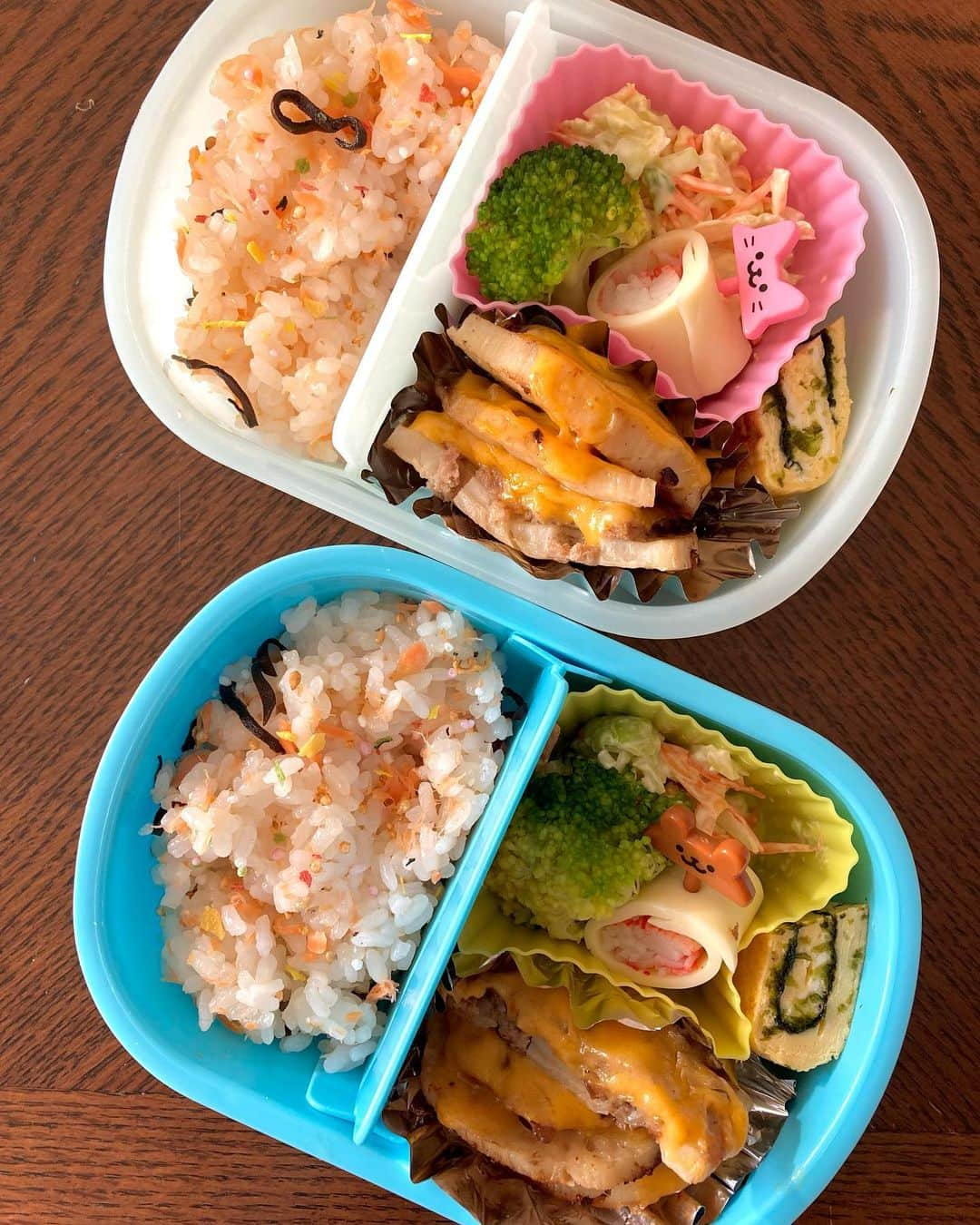 蓮水ゆうやのインスタグラム：「子供たちに割と好評だった今日のお弁当のメニュー。  ☆鮭と塩昆布の混ぜご飯 ☆蓮根肉詰めチェダーチーズがけ ☆人参とキャベツのコールスロー ☆カニカマチーズ ☆海苔卵焼き ☆ブロッコリー  コールスローは食べないかな〜？と思いながら入れたけど 美味しかったらしい。マヨネーズとお塩のシンプル味付けですが🙄  蓮根の肉詰めが私的に噛みごたえもあって上出来のおかずでしたが、もともと少しグラグラしていた娘の前歯がさらにグラグラになって帰って来ました🦷💦 美味しかったって言ってくれたから　ま、いっか😂  私は朝寝坊しちゃうから夜のうちにある程度おかずを作っておきます。 今朝も案の定起きたい時間を１時間もオーバーして飛び起き(だって寒いんだもん😂) 30分でお弁当を用意しました。 作っておいて本気で良かったと思った朝でした。 さ、明日もお弁当や。  #幼稚園弁当 #蓮根肉詰め」