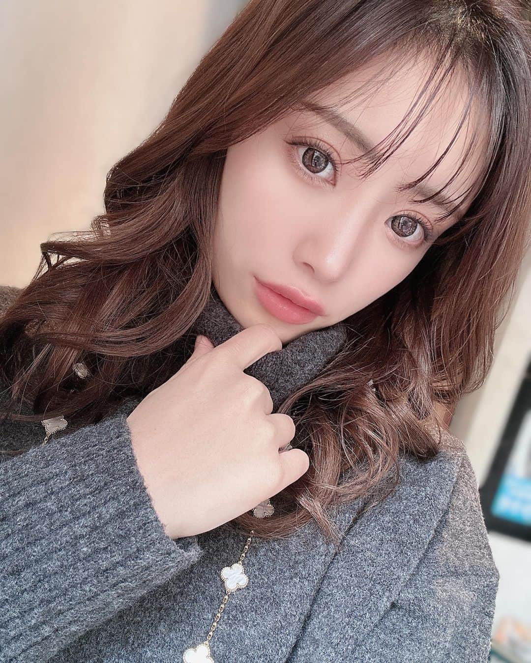 れいのインスタグラム：「0時になったらもう眠たい眠たい😴  夜中ミルクあげたり授乳したり 夜泣きで起きてあやしたり寝不足が続いてる人も 朝から働いてる人も遅くまで働いてる人もみんながいい夢見れますように😴  おやすみぃ🌙  #0時なったら目シジミ #服前と後ろ逆  #女の子ママ」