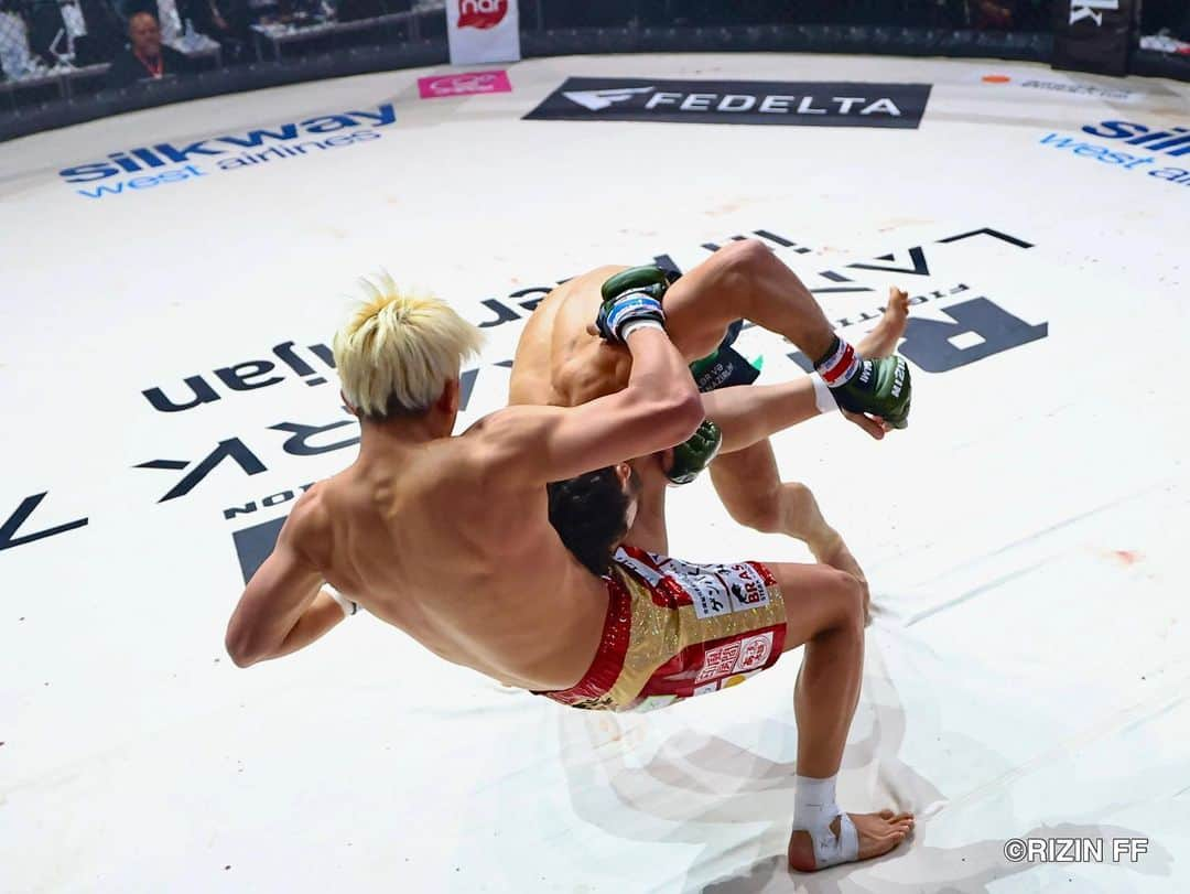 RIZIN FF OFFICIALさんのインスタグラム写真 - (RIZIN FF OFFICIALInstagram)「𝙏𝙝𝙚 𝙎𝙩𝙖𝙧 ⭐️ 𝙆𝙚𝙚𝙥𝙨 𝙎𝙝𝙞𝙣𝙞𝙣𝙜!  𝙏𝙚𝙖𝙢 𝙍𝙄𝙕𝙄𝙉 𝙒𝙤𝙧𝙡𝙙 🌎 𝟯-𝟮 𝙏𝙚𝙖𝙢 𝙍𝙄𝙕𝙄𝙉 𝘼𝙯𝙚𝙧𝙗𝙖𝙞𝙟𝙖𝙣 🇦🇿   @suzuki.chihiro0514 defeats @vugar_karamov by KO(Ground Punch) 1:28 of Round 1. #RIZIN #RIZINFF #MMA」11月14日 23時45分 - rizin_pr