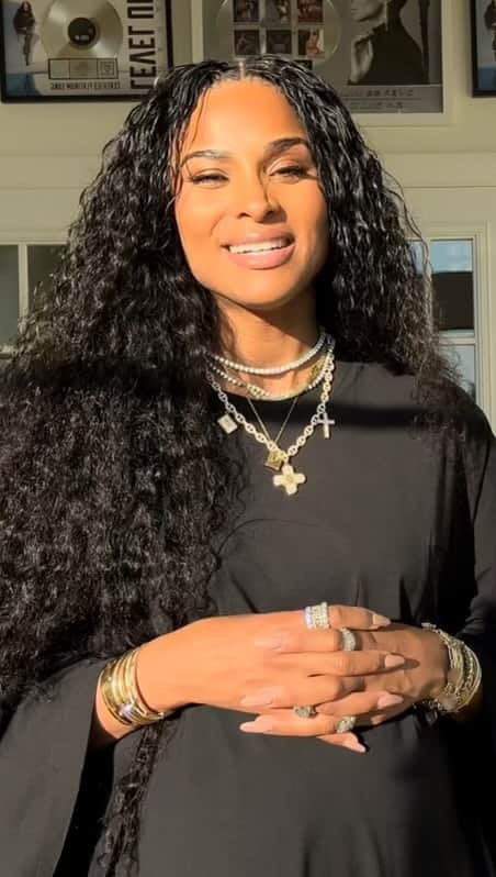 シアラのインスタグラム：「Enter the #BuildABeatChallenge TODAY! 🎶 Learn code. Win prizes. Meet @ciara! Check it: wearebgc.org/buildabeatchallenge @blackgirlscode @goldieblox @infosys_foundation_usa @whynotyoufdn #buildabeat」