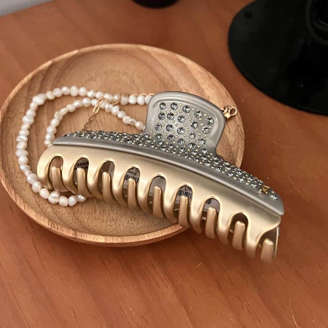 アレクサンドル ドゥ パリのインスタグラム：「Banhado a ouro e com cristais Swarovski, a Pince Vendôme Full é uma verdadeira joia para cabelos. #handmadeinfrance🇫🇷 #adpbr」