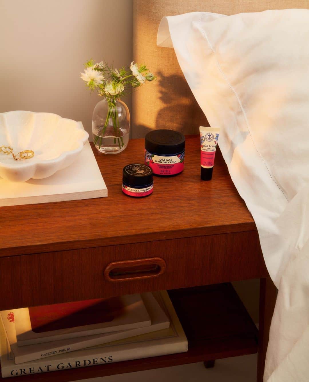 Neal's Yard Remediesのインスタグラム：「✨ Unveil your natural glow with our Certified Organic Wild Rose Skincare Collection 🌹✨⁠ ⁠ Infused with ethically sourced organic wild rosehip seed oil from Serbia, our Wild Rose Beauty Balm is the ultimate multipurpose beauty must-have for radiant skin. 🌿🌹⁠ ⁠ The perfect kit for the skincare lover🎁.⁠ ⁠ ⁠」