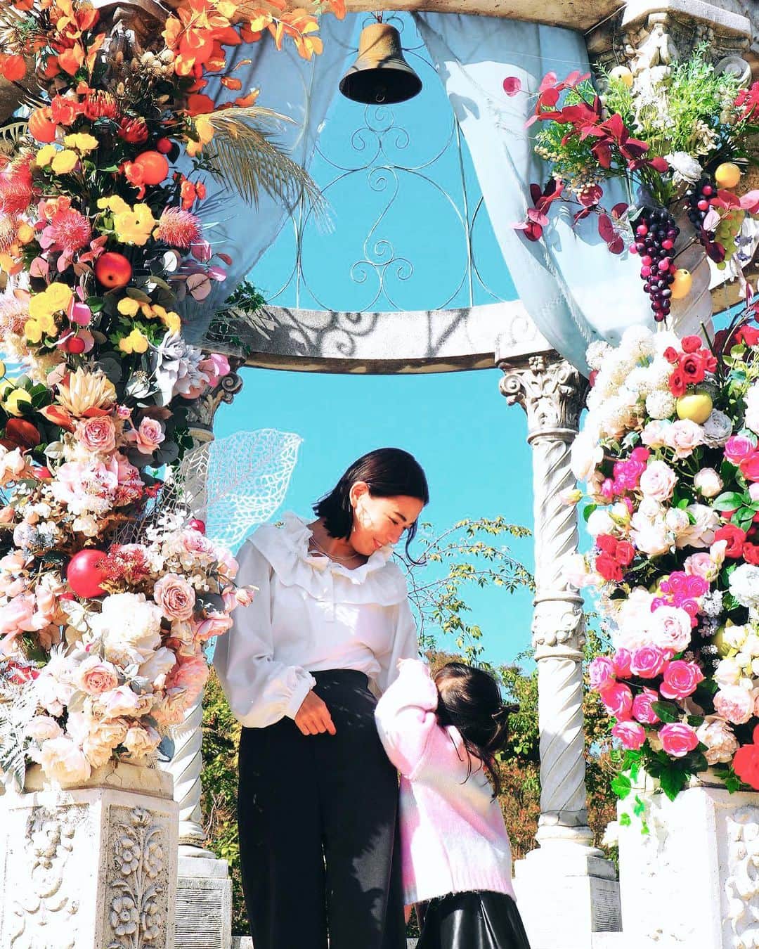 田中えみさんのインスタグラム写真 - (田中えみInstagram)「先日娘の幼稚園の長期休みがあったので、 @sweets__nano さんが紹介していたバラ園へ💓  ほのかに香る薔薇の香りに癒されました🥰 園内で写真を撮って下さった方に感謝！！！」11月14日 23時50分 - emiitanakaa