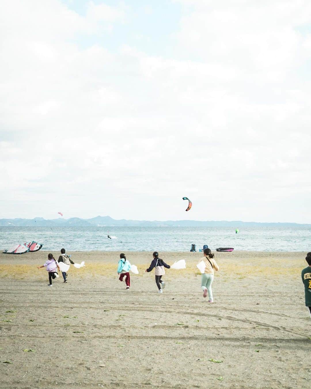Miyuuさんのインスタグラム写真 - (MiyuuInstagram)「先日、横須賀エリアでシングル家庭の支援をしている「ひまわり」さんと、毎夏ビーチクリーンでお世話になっている日本自然保護協会と、シングルファミリーの親子さんたちと一緒に半日、自然を楽しむバスツアーに参加しました！  朝からみんなでバスに乗り込んで、自然博物館に行ったり砂浜でビーチコーミングしたり。  砂浜を駆け走って行く子供たちの姿は、本当にキラキラしてて、妖精みたいだった😭 こんなキラキラな元気をくれる子供たちに出会わせてくれたお母さんお父さんにも感謝でいっぱい！  最後に、私から1日ありがとう！という気持ちで、「またあえる日まで」を歌いました。 小学生低学年から高学年の子供達は、読めない漢字があっても、曲を知らなくても一緒に歌おうとしてくれたことが本当に嬉しかった！とっても幸せな気持ちをもらいました🤎  そして、後日スタッフを通して、お母さんお父さんから感想をいただき、たくさん嬉しいメッセージを読んでまた幸せな気持ちに。 ひまわりのお母さん、お父さん、子育てってきっと私が想像する以上に大変なこともたくさんあると思いますが、本当に可愛くてピュアな子供達と出逢わせてくださり、ありがとうございます！！  こんなキラキラな子供たちが、これからの未来を楽しみ！って思えるような世界を作りたい。自分の生き方でも伝えて行きたいし、音楽でも、仕事でも、きっと誰もが違ったアプローチで小さなアクションができると信じてる。 今日一緒に歌った子たちがまたいつか会う日までめっちゃ楽しい人生を過ごせますように！🌈  with @yokosuka_himawari @nacsj_official」11月14日 23時51分 - miyuuamazing