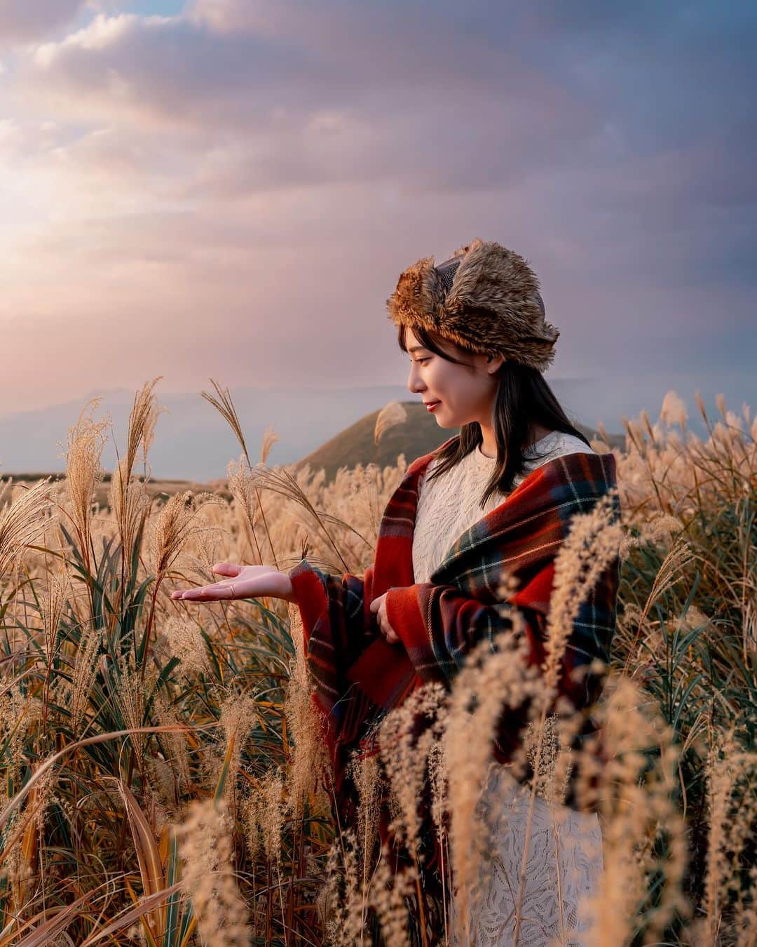 shabonのインスタグラム：「* . . . . . ここのススキ ふわふわで綺麗だった🥹🌾 夕陽が間に合って良かった！！ . 朝活（バルーン）も行って 夕活も出来たけど いつ寝たんだっけ！？😇 . . model : @fujirom_  . . FUJIFILM GFX50S II /  GF45mm F2.8 R WR . . . . . . *」