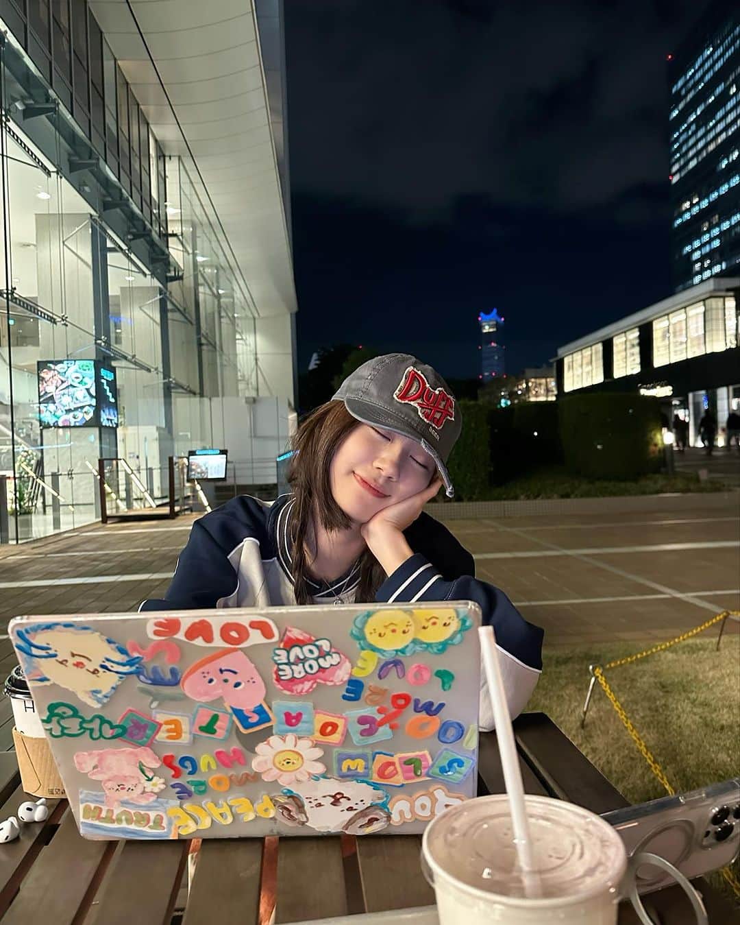 Janeぜうんのインスタグラム：「秋は一体どこへ🍂🦦? きれいなもみじ去ってゆきましたね.... 최저 7도도 넘 추워서 벌벌 떠는데 한국 겨울은 얼마나 추울까..기대된다. 덤벼라 얍🧣❄️🧤」