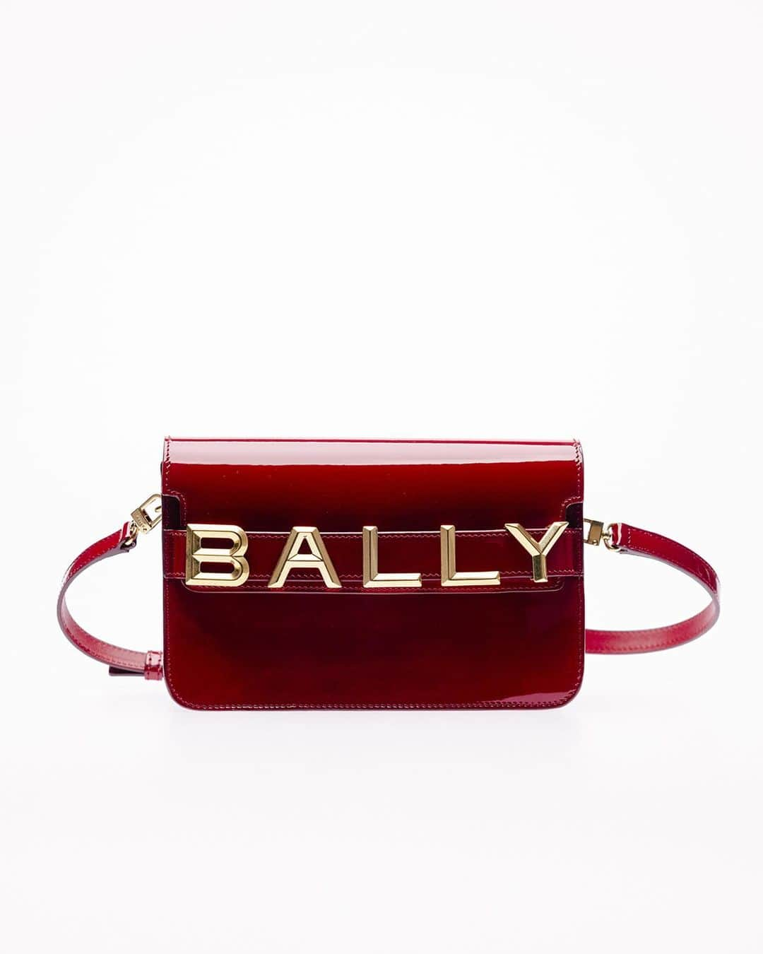 バリーさんのインスタグラム写真 - (バリーInstagram)「MAKE IT BALLY  Available in four cross-body and belt styles, the Spell collection is made by hand according to the values of Swiss precision, and offers playful versatility, rooted in elegance and exceptional craftsmanship.  #Bally」11月15日 0時05分 - bally