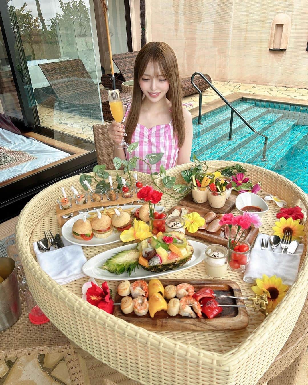 YURINAのインスタグラム：「Floating Breakfast🍔🍍🌺🌻💗  雨だったから浮かべず食べた🥂💕」