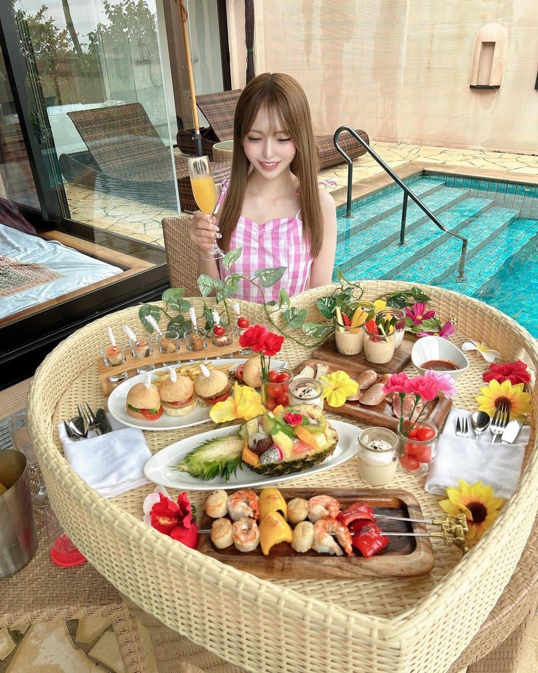 YURINAのインスタグラム：「Floating Breakfast🍔🍍🌺🌻💗  雨だったから浮かべず食べた🥂💕」