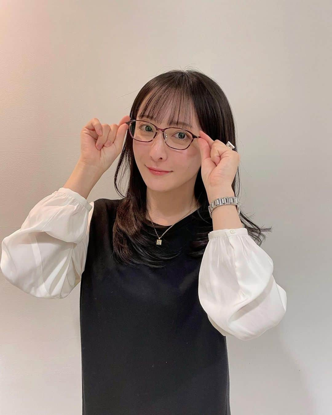 松澤千晶さんのインスタグラム写真 - (松澤千晶Instagram)「髪の毛切りました💇🏻‍♀️  長さは変わってませんがサイドにレイヤーが入ったので、とても軽くなりました。妲己ちゃんみたいな感じのやつ✂️  塩田さん、いつもありがとうございます💈  メガネないと顔がパッとしませんね。笑」11月15日 0時05分 - chiaki_matsuzawa