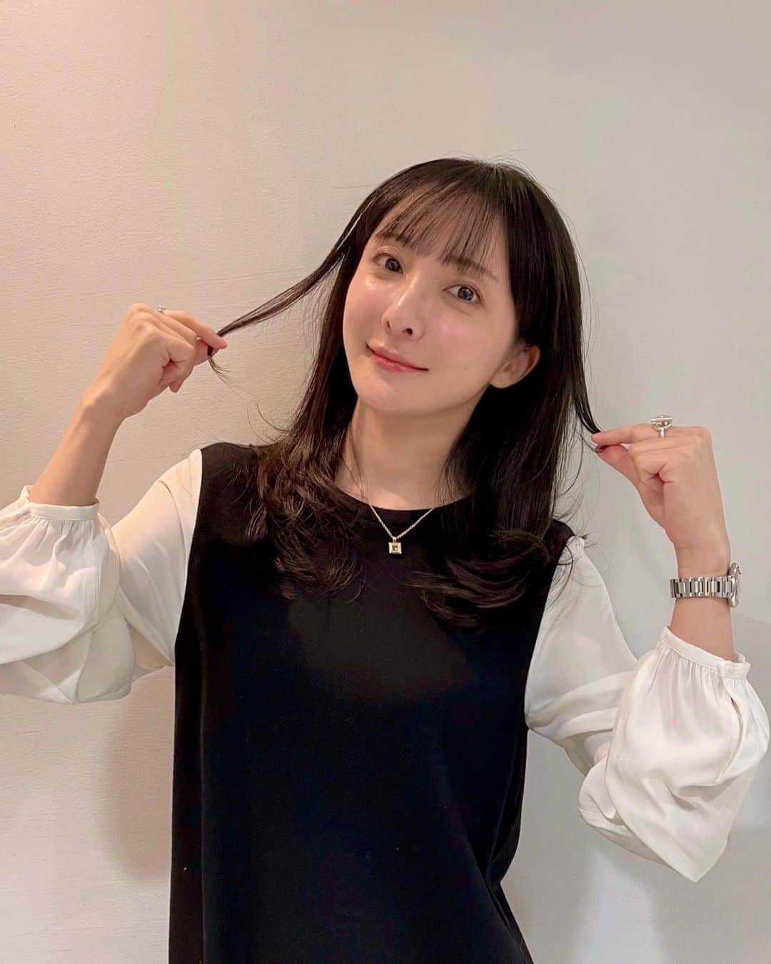 松澤千晶のインスタグラム：「髪の毛切りました💇🏻‍♀️  長さは変わってませんがサイドにレイヤーが入ったので、とても軽くなりました。妲己ちゃんみたいな感じのやつ✂️  塩田さん、いつもありがとうございます💈  メガネないと顔がパッとしませんね。笑」