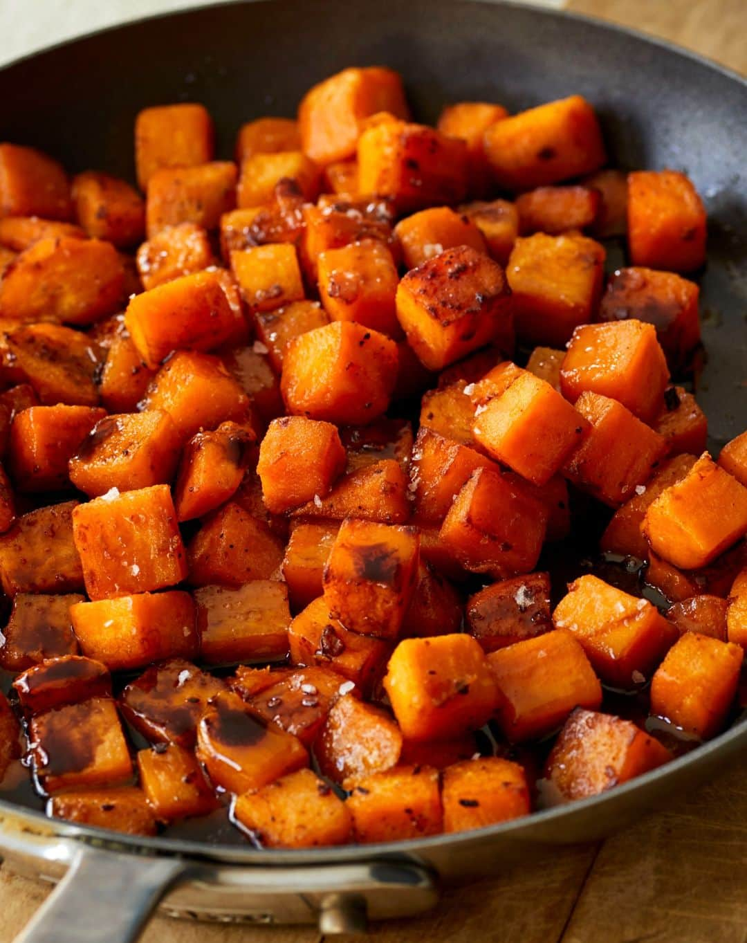 アイナ・ガーテンのインスタグラム：「Is it really almost Thanksgiving?! Whether you like sweet potatoes sautéed with balsamic vinegar, puréed with chipotle peppers and maple syrup, or stuffed with Taleggio and thyme, we've got you covered.   1. Glazed Sweet Potatoes - Go-To Dinners, page 186. 2. Chipotle Smashed Sweet Potatoes - Cooking for Jeffrey, page 154. 3. Twice-Baked Sweet Potatoes - Make it Ahead, page 180.  This week, I'll be sharing three recipes for each classic Thanksgiving side. Tomorrow we'll be doing Brussels sprouts!  Do you have a favorite Thanksgiving side?  Recipes linked in bio. 📸 @quentinbaconphoto」