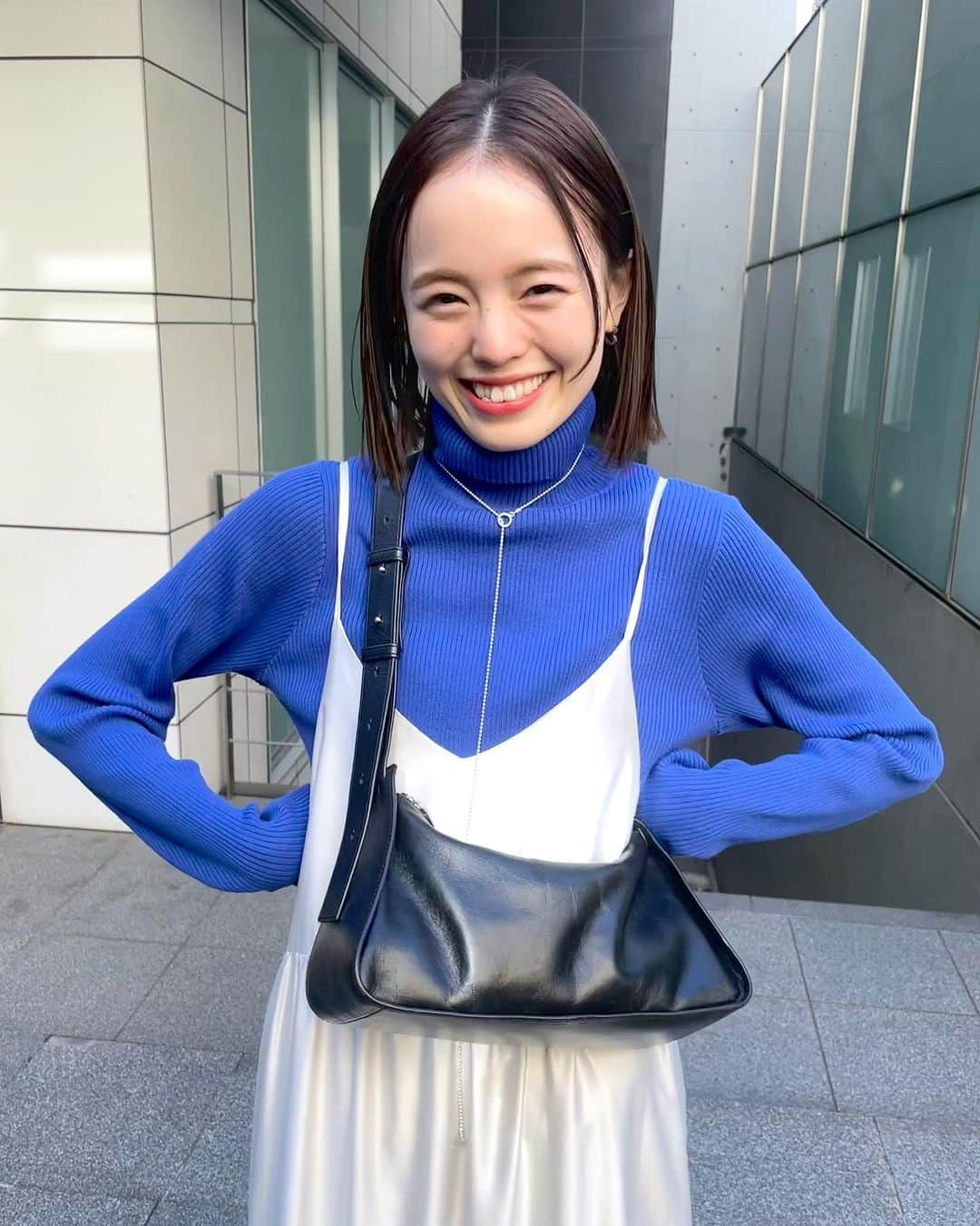 森川小百合のインスタグラム：「💙💙💙  AWのブルーはこんな感じのパキッとブルーが気分🫐  やっぱり1番好きな色！  サテンのキャミワンピ合わせ💯 @akane__11.1 ちゃんの赤ニット合わせも色々かわいいっ  .  #mystic#mystic_2023ss#mystic_mystyle#コーディネート#ワンピースコーデ#ワンピ#秋#秋服#夏服#ワンピース#ジャケット#ジャケットコーデ#ミニスカ#スカート#スカパン#デート#デート服#おでかけ#おでかけコーデ#163cm#163cmコーデ#骨格ウェーブ #骨格ナチュラル#骨格ウェーブ#ニット#ニットコーディネート#秋#冬#原宿#表参道#スタバ#スターバックス」