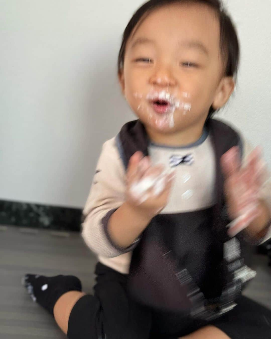 青木茉耶さんのインスタグラム写真 - (青木茉耶Instagram)「#firstbirthday 👦🏻🎉  1歳になりました🫶🏻  あっという間すぎて 1年前のこと今でもまだ鮮明に覚えてる🥹  とにかく声が大きくて よく食べてよく寝てよく笑う The 健康児！！笑 元気に育ってくれて何よりです🥰  毎日息子のおかげでたくさん笑ってる🫶🏻 日に日にできることが増えて 会話も成り立つようになってきて 目が離せなくてとっても大変だけど 毎日が本当に楽しい😊  私をママにしてくれて ママのところに来てくれて 本当にありがとう🥹💖 何にも変えられない かけがえのない宝物！  どんどん大きくなるのは嬉しい反面 もうすでに寂しい🥹🤣  これからものんびりマイペースに 大きくなっていってね🫶🏻  大好きでは言い表せないくらい 愛してる🥹❤️❤️  当日の今日は #スマッシュケーキ でお祝い🥂🍰 最初はトッピングだけ食べて パンめくってはトッピング食べてってしてたけど 最後はパンも豪快に頬張ってた🤣  リールにしたかったのに 編集途中で何度やってもバグるのなぜ？🥲  #ファーストバースデー #ファーストバースデーフォト #ファーストバースデーケーキ #ファーストバースデー飾り付け #スマッシュケーキ手作り #お家フォト #おうちフォト #お誕生日おめでとう #初誕生 #1歳 #男の子ママ #お誕生日ケーキ」11月14日 23時59分 - ma_ya_126