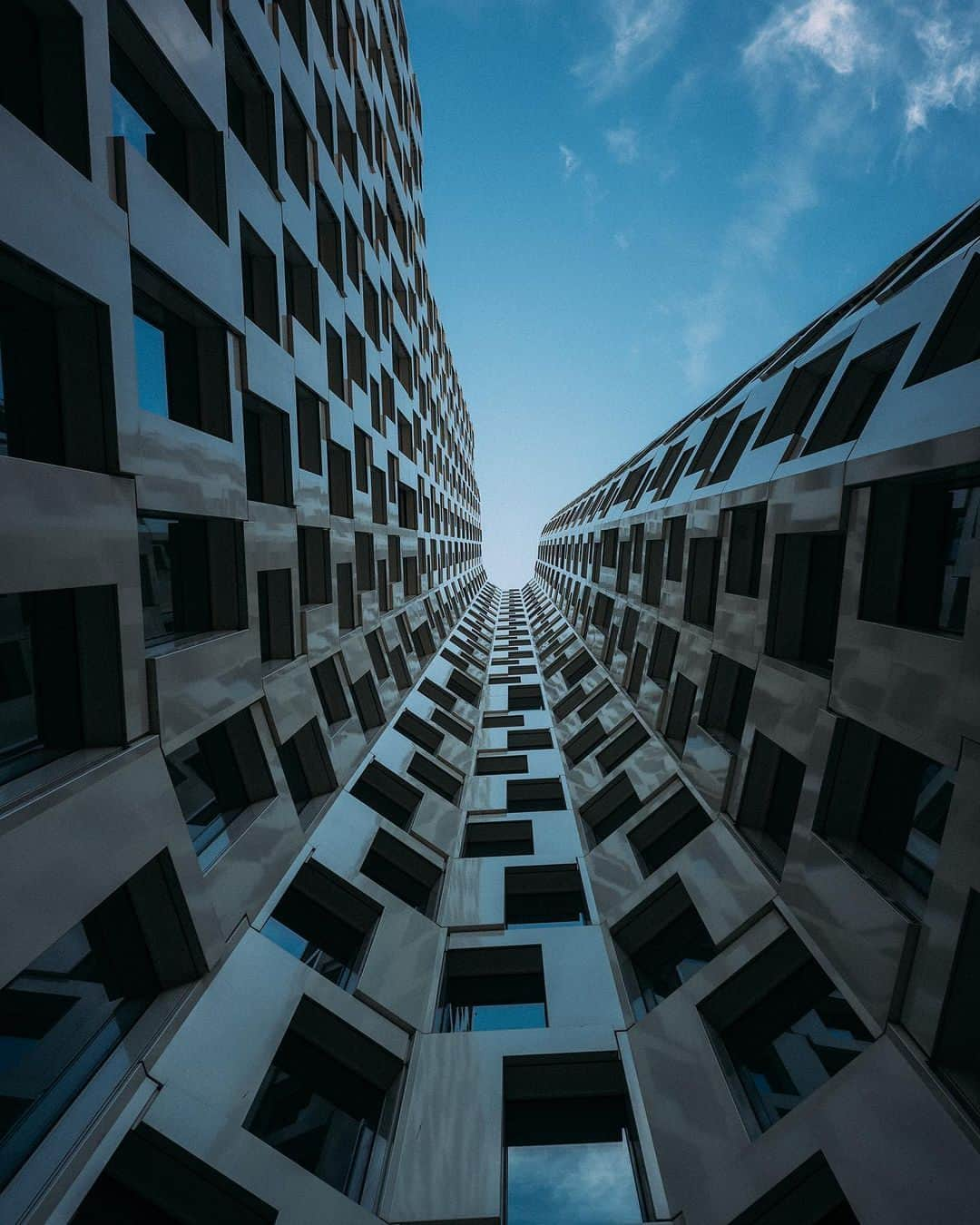 ライカのインスタグラム：「Skyscraper  Turn the view upside down. What stories might lie in the clouded heights? Let your imagination soar like a kite.  📷:@kevynkurpiers with Leica M10 #LeicaCamera #Leica #🔴📷」