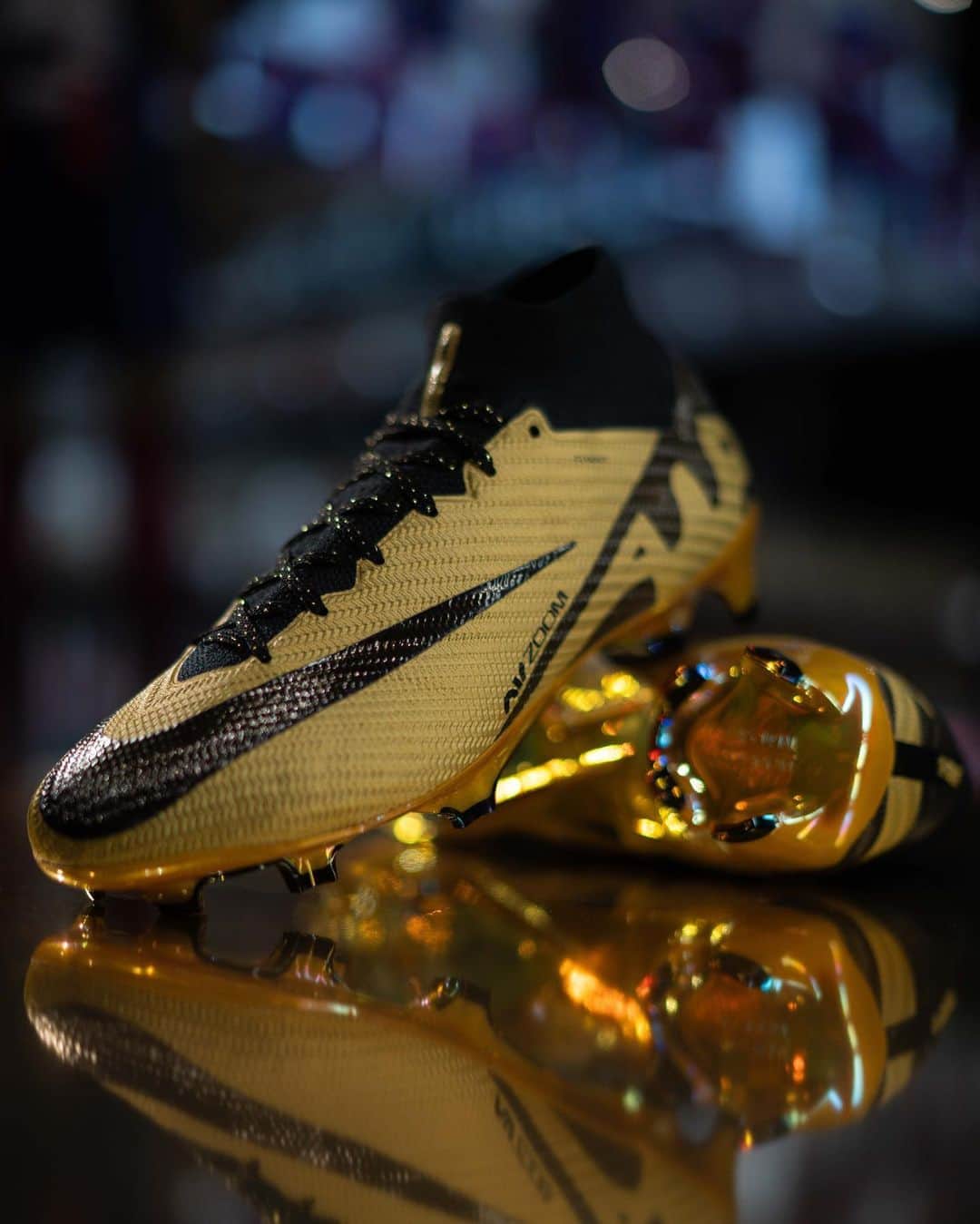ナイキフットボールさんのインスタグラム写真 - (ナイキフットボールInstagram)「A custom pair of Mercurial Superfly 9's - made for golden standards 🫡  These shiny one-of-one’s celebrate a true game changer, Ballon d’Or winner Aitana Bonmati.  @aitana.bonmati 🤝 #NikeFootball」11月15日 0時00分 - nikefootball